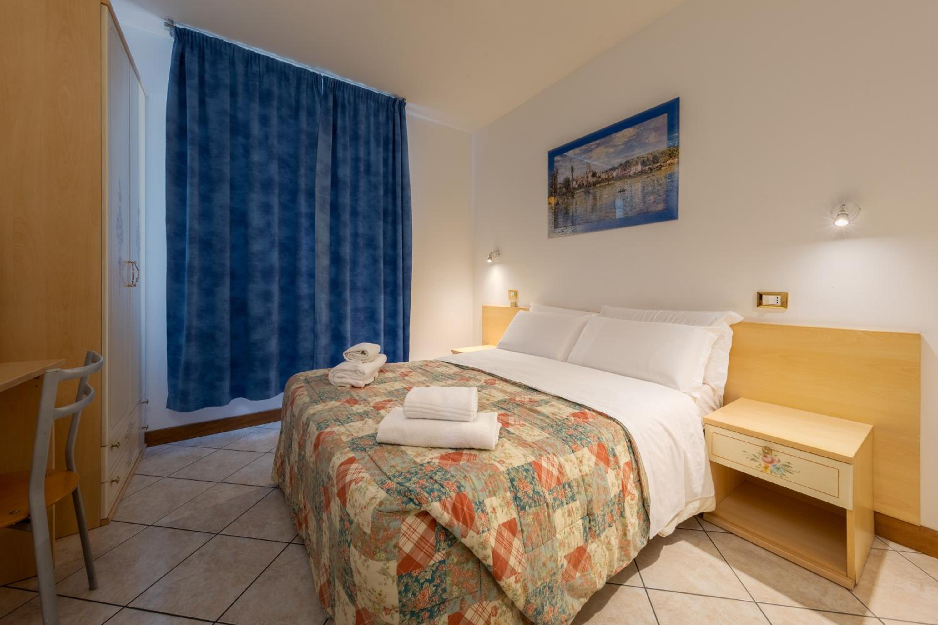 Single Room with Bathroom photo 2