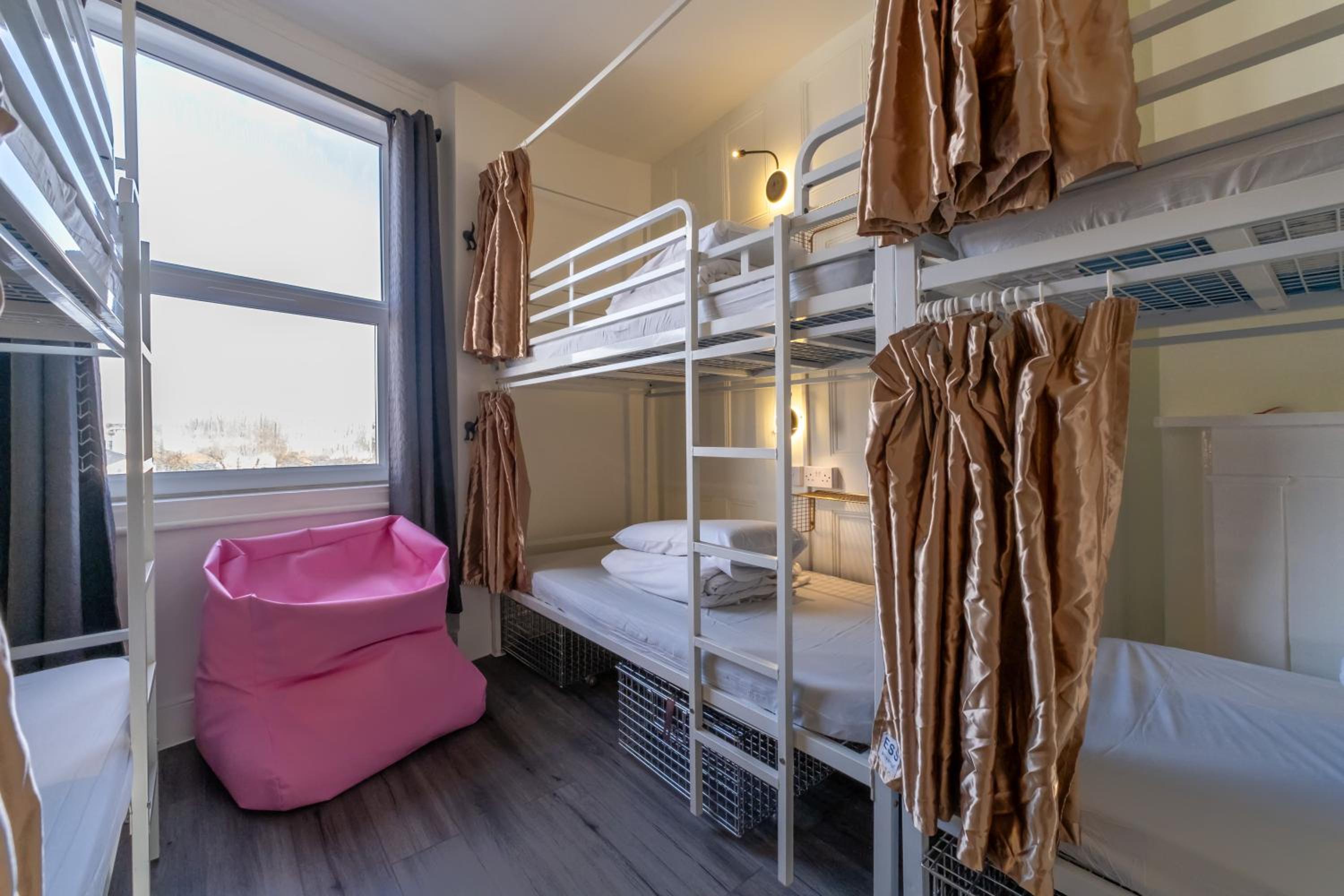 Bed in 8-Bed Female Dormitory Room photo 3