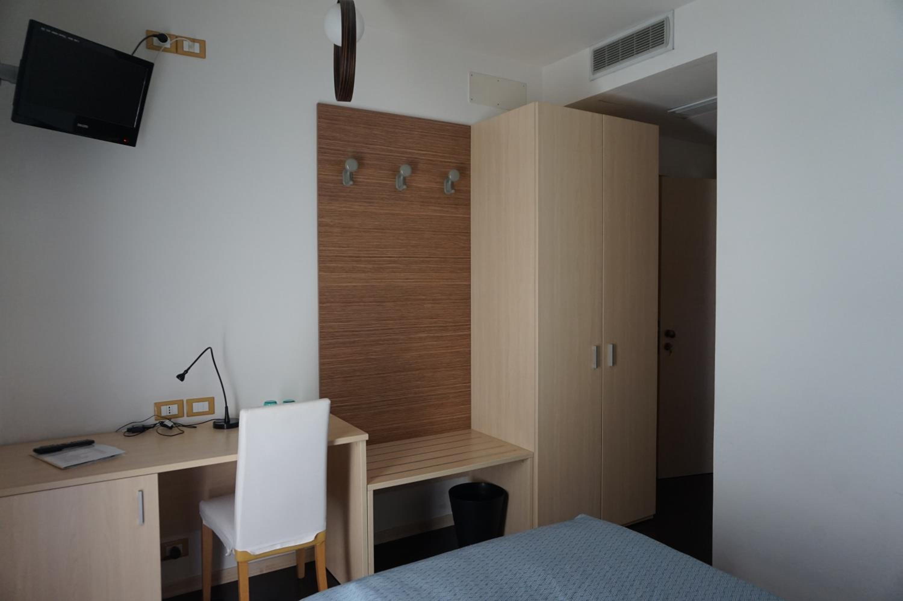 Double Room with Balcony - Photo 10