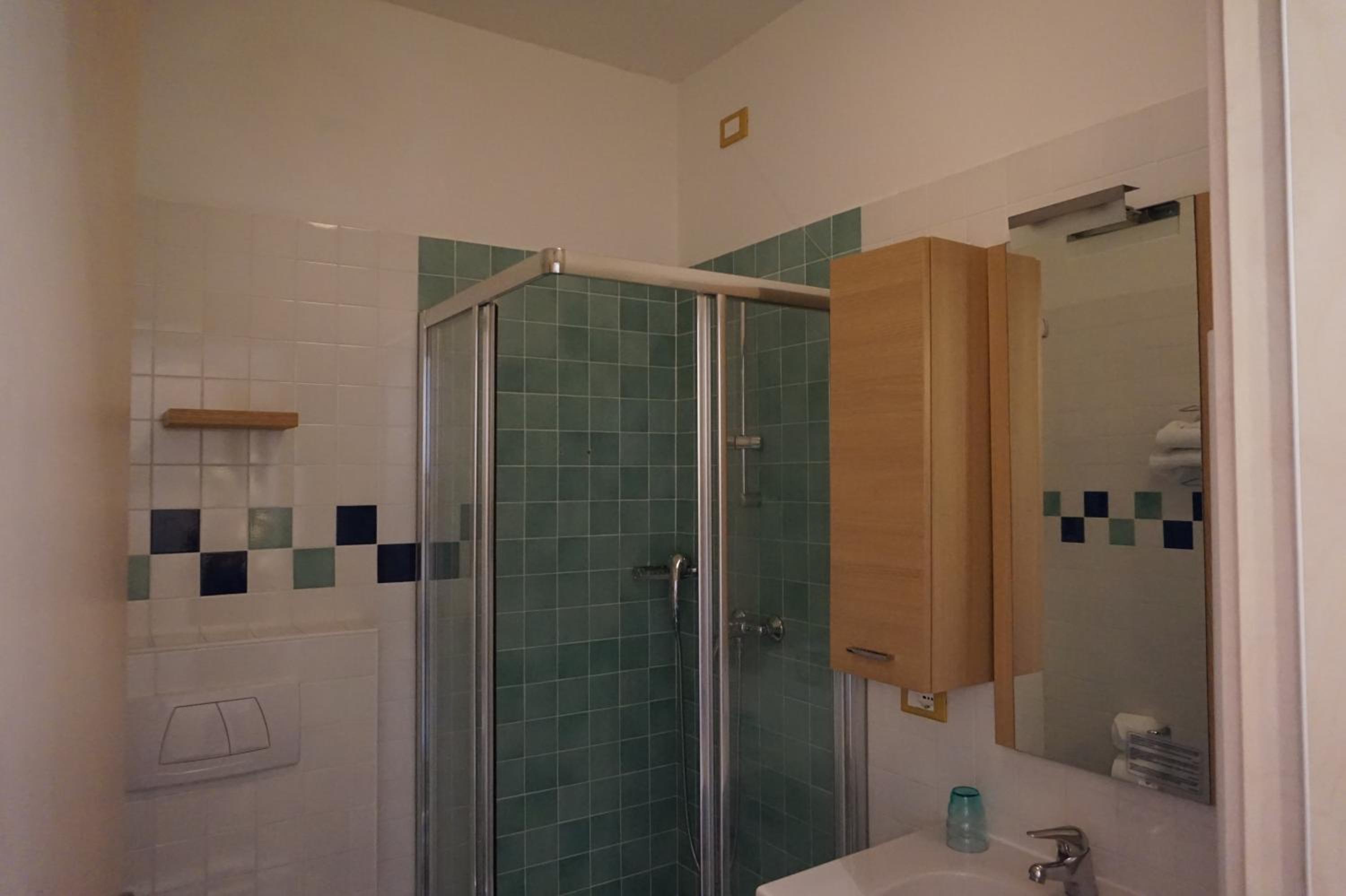 Double Room with Balcony - Photo 12