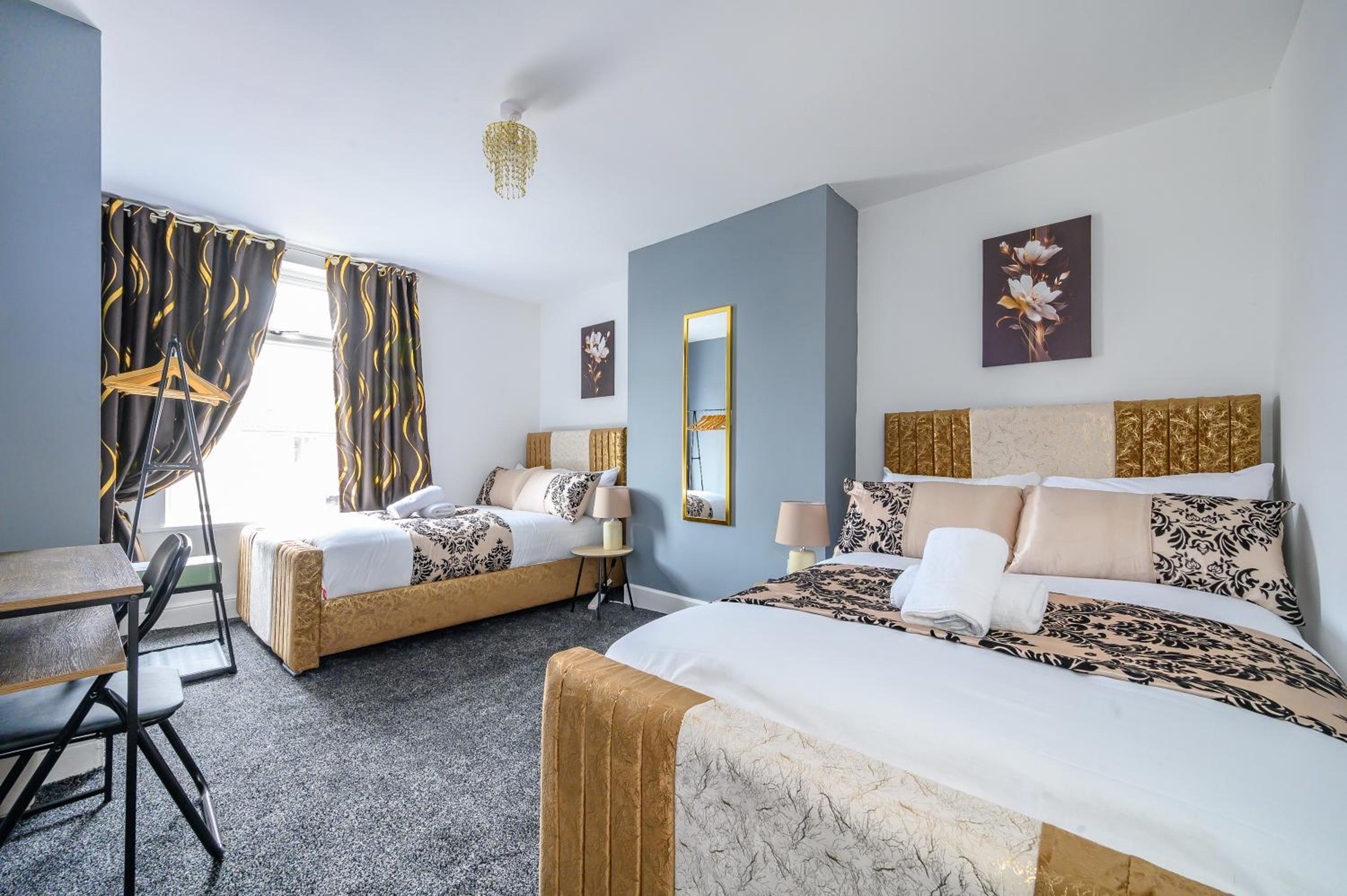 Double Room with Shared Bathroom photo 2