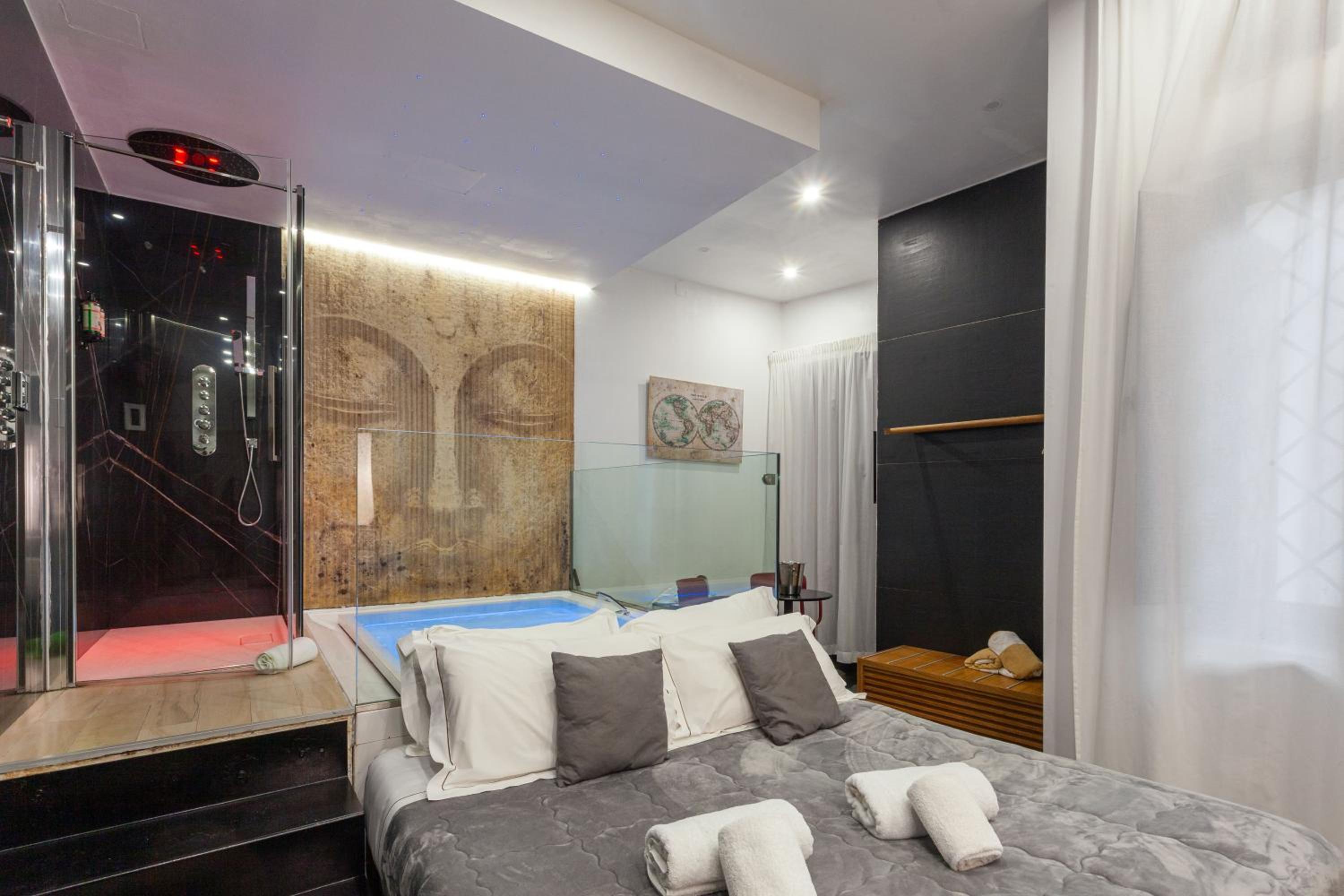 Suite with Spa Access - Photo 18