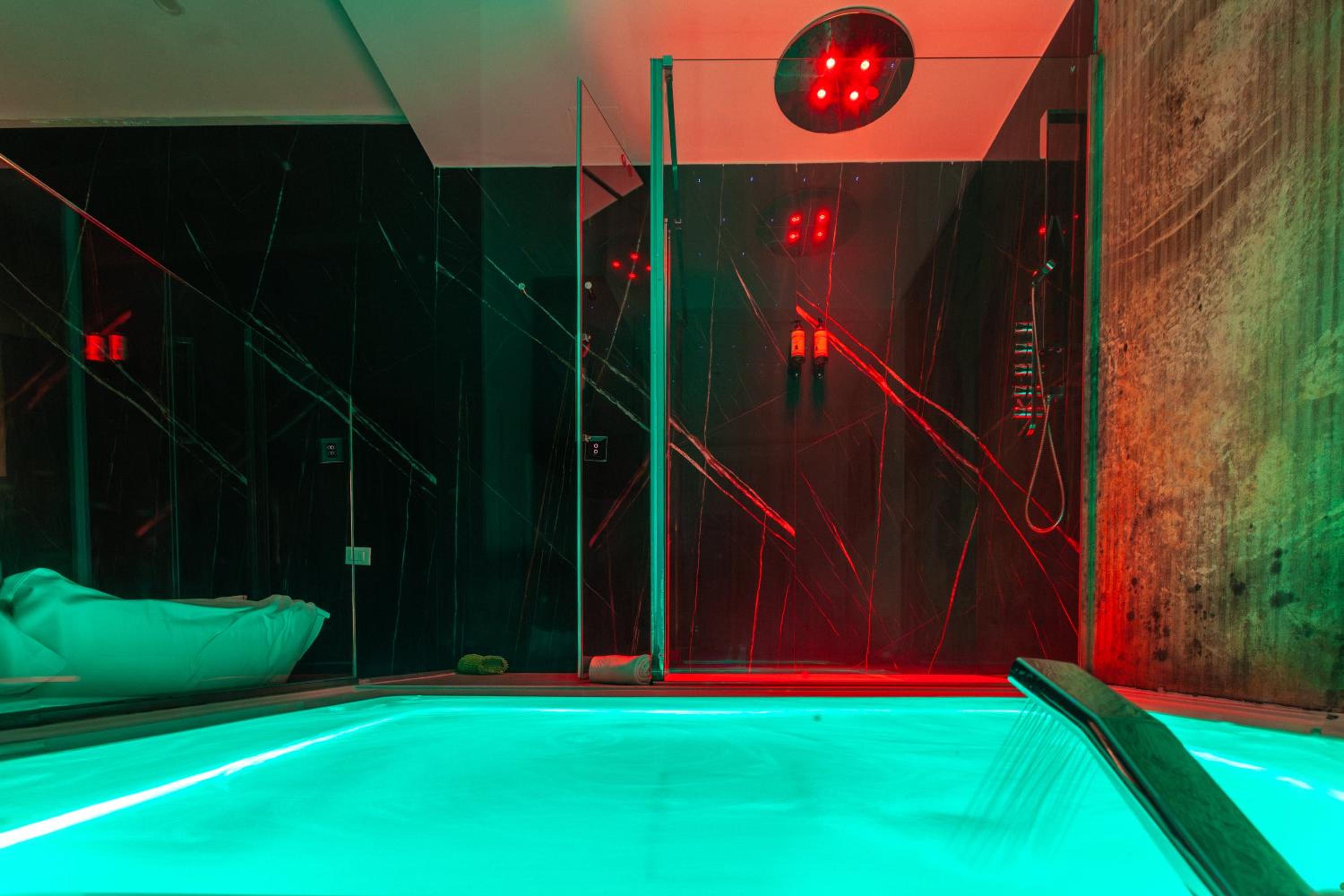 Suite with Spa Access - Photo 17