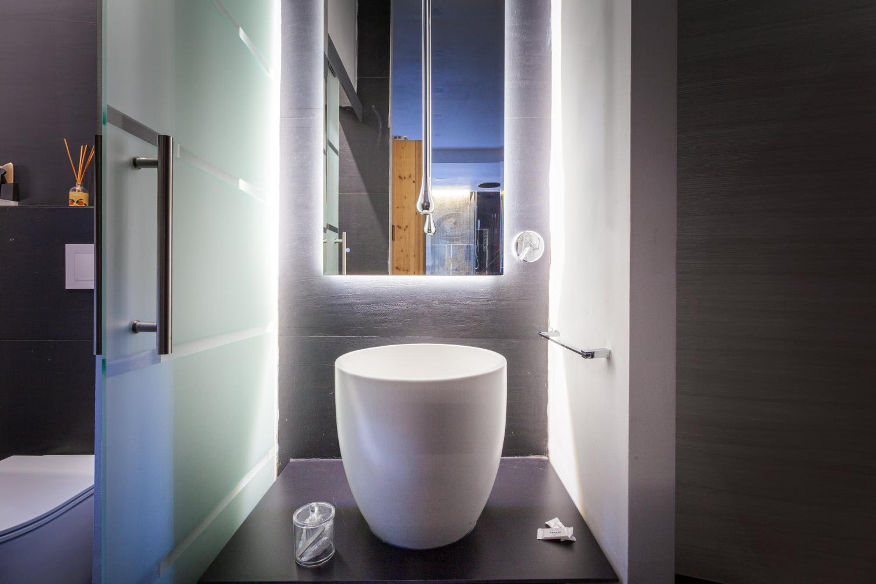 Suite with Spa Access - Photo 15