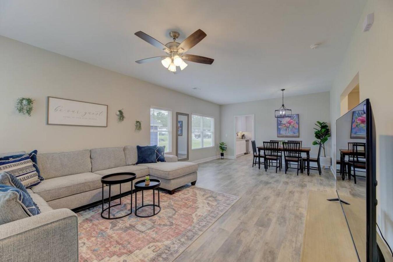 Six-Bedroom House photo 1