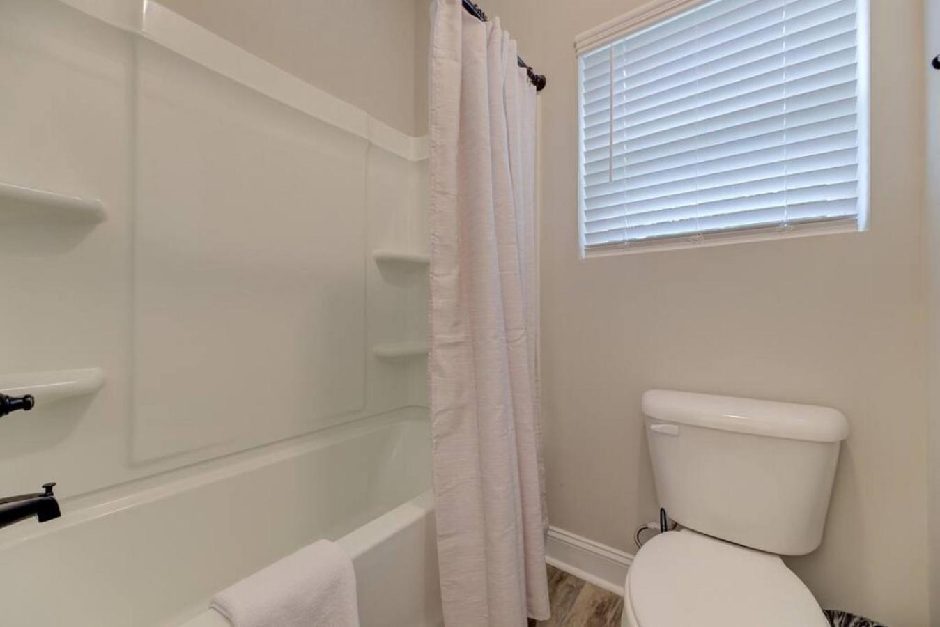 Six-Bedroom House photo 2