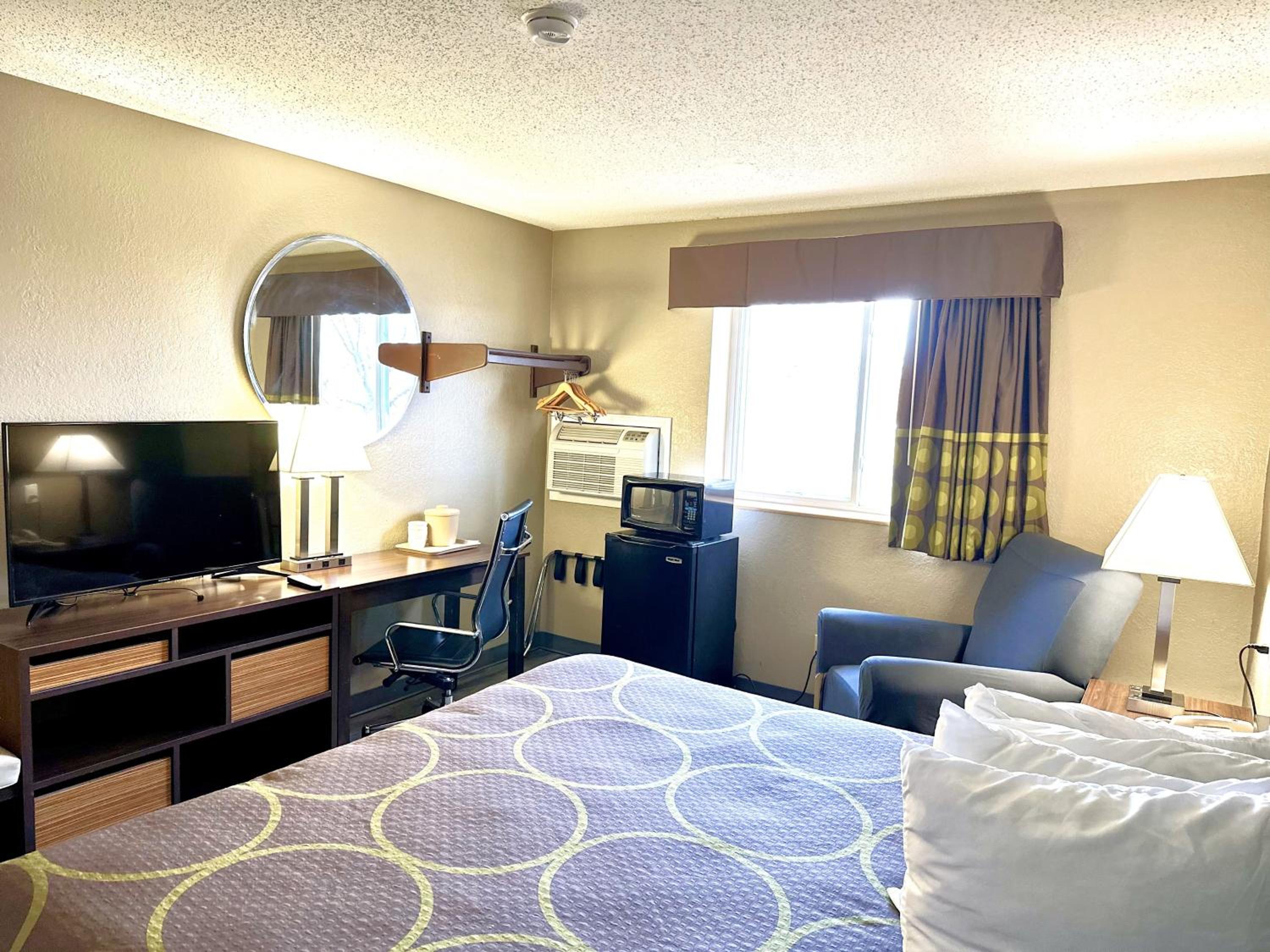 King Suite - Non-Smoking - Photo 8
