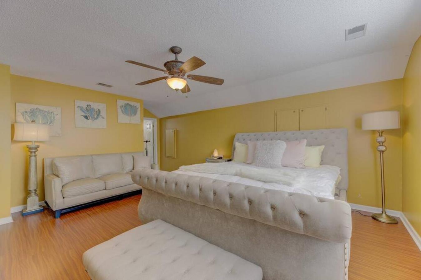 Three-Bedroom House photo 2