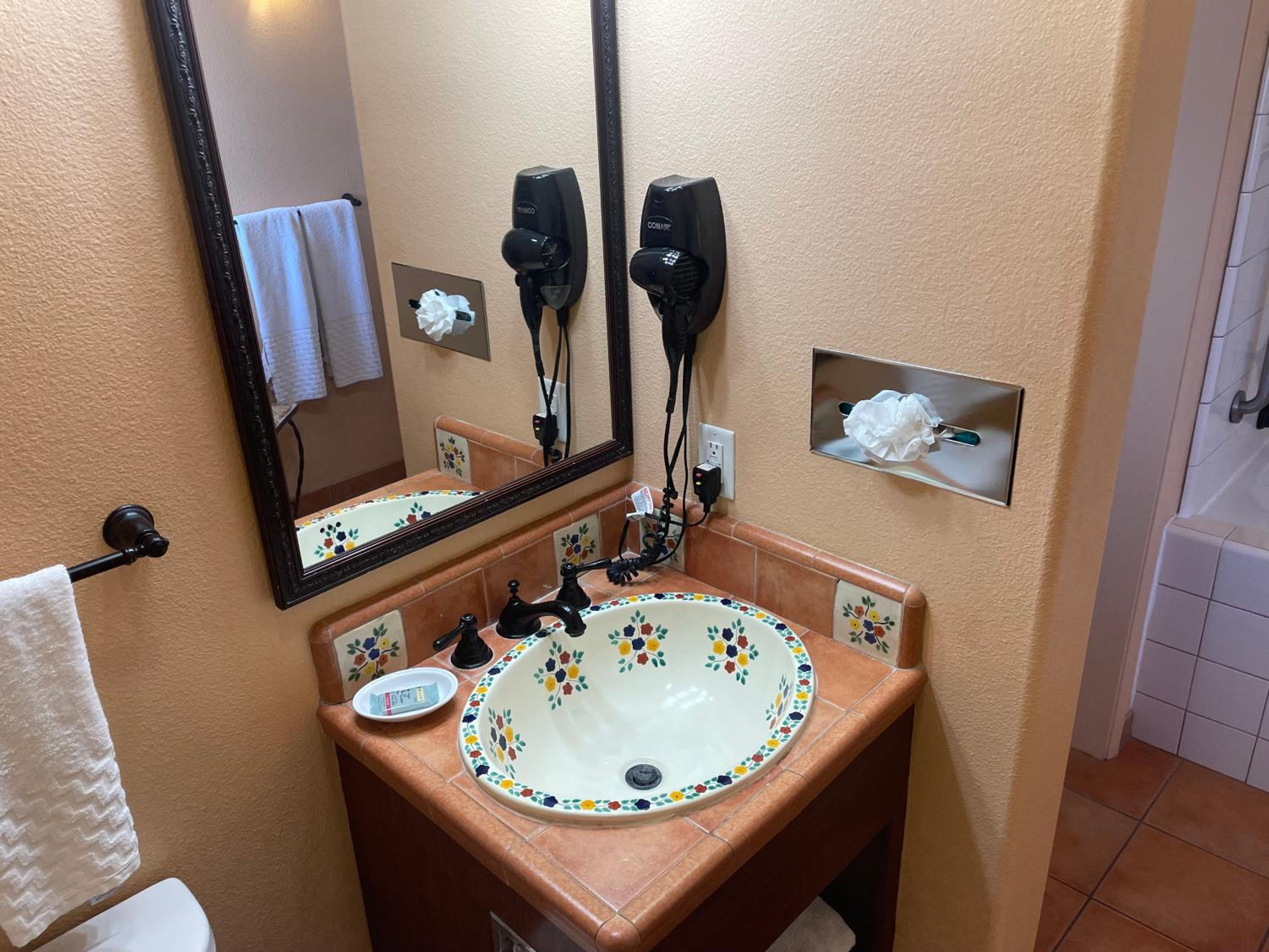 King Room - Non-Smoking - Photo 4