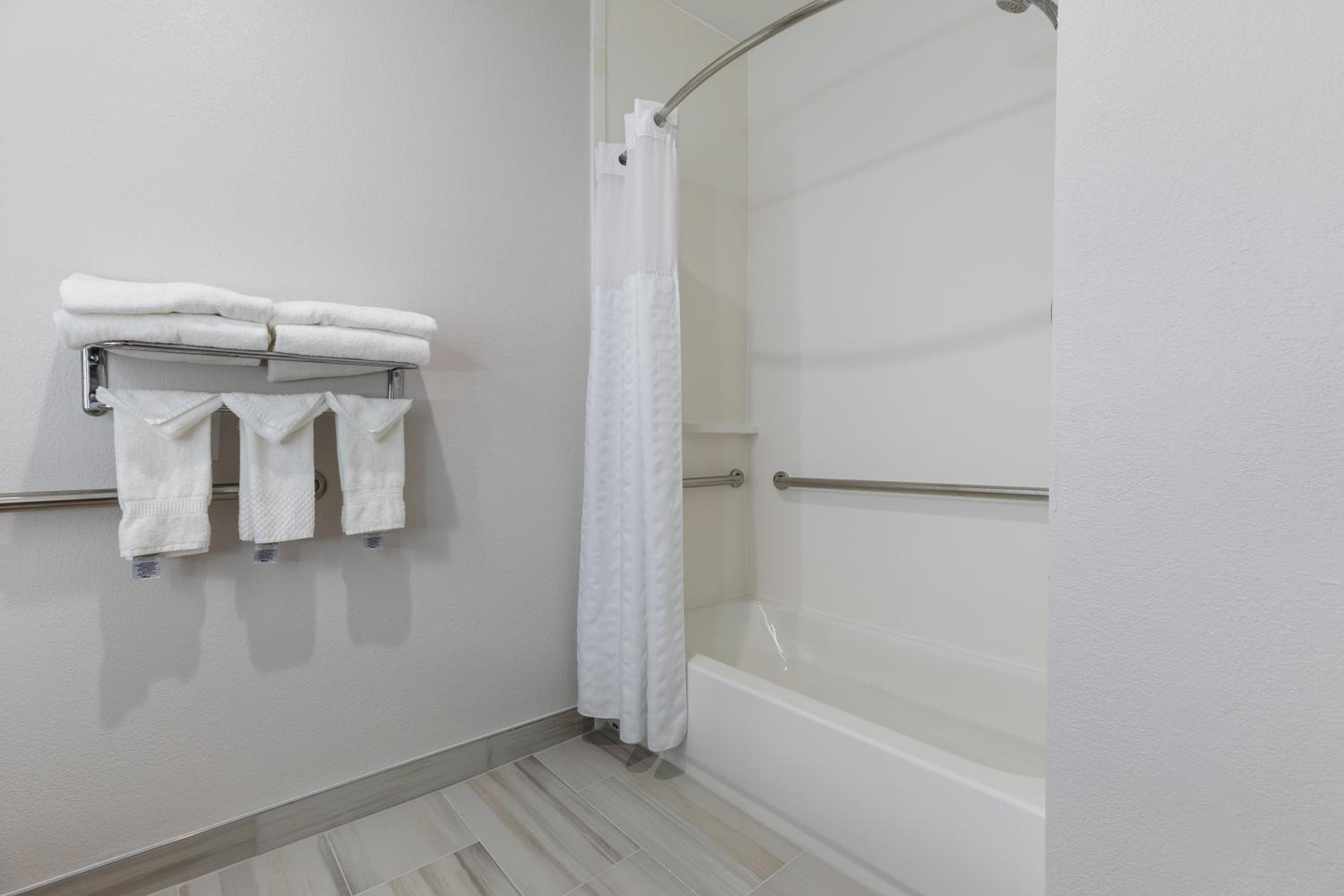 Queen Suite with Two Queen Beds - Photo 2