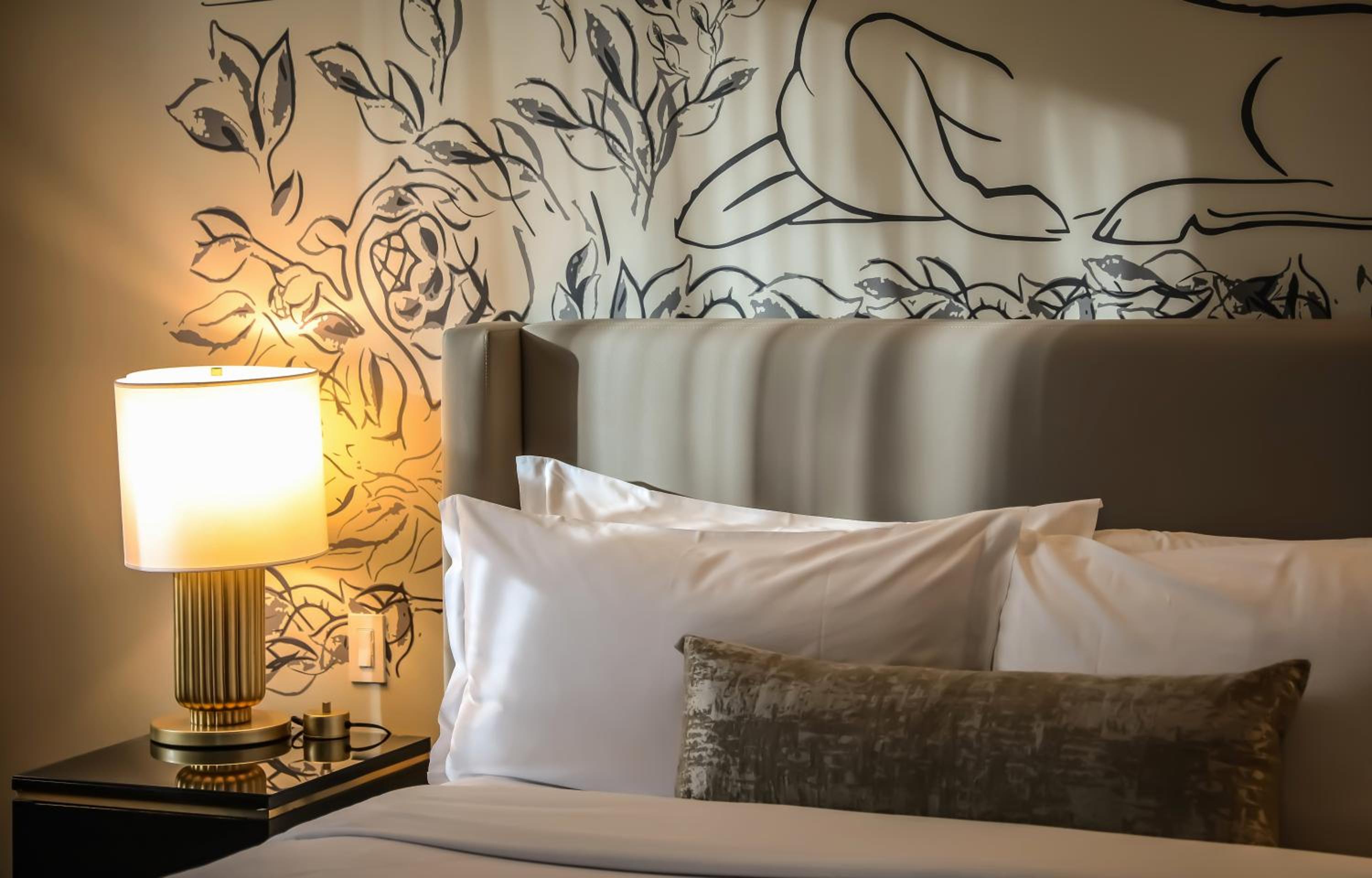 Guest room, 1 King, City view - Photo 4
