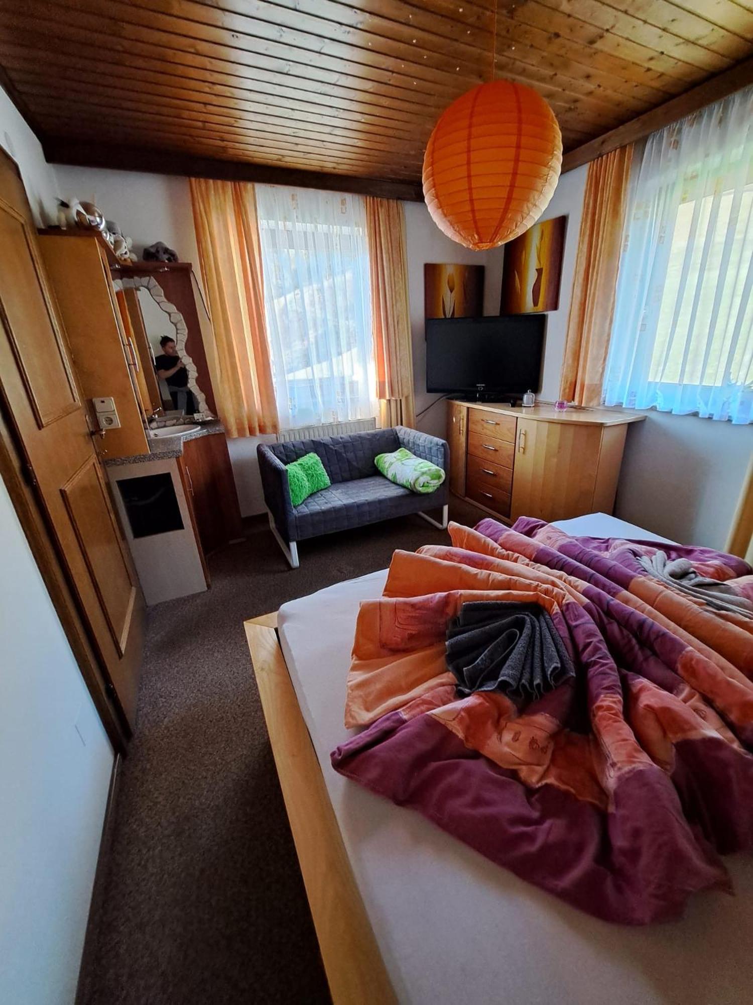 Double Room With Shared Shower And Toilet photo 1
