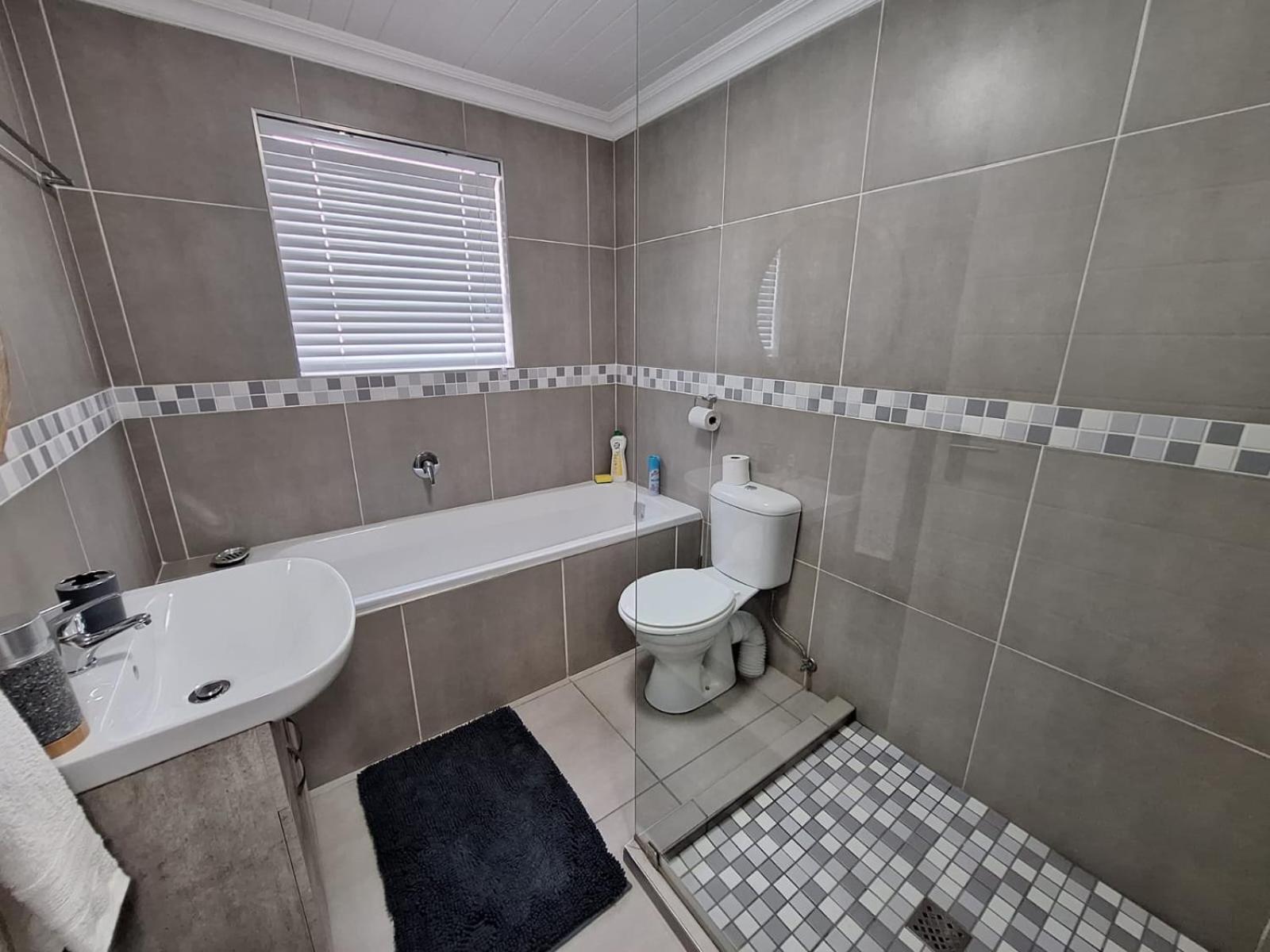 Three-Bedroom House photo 3