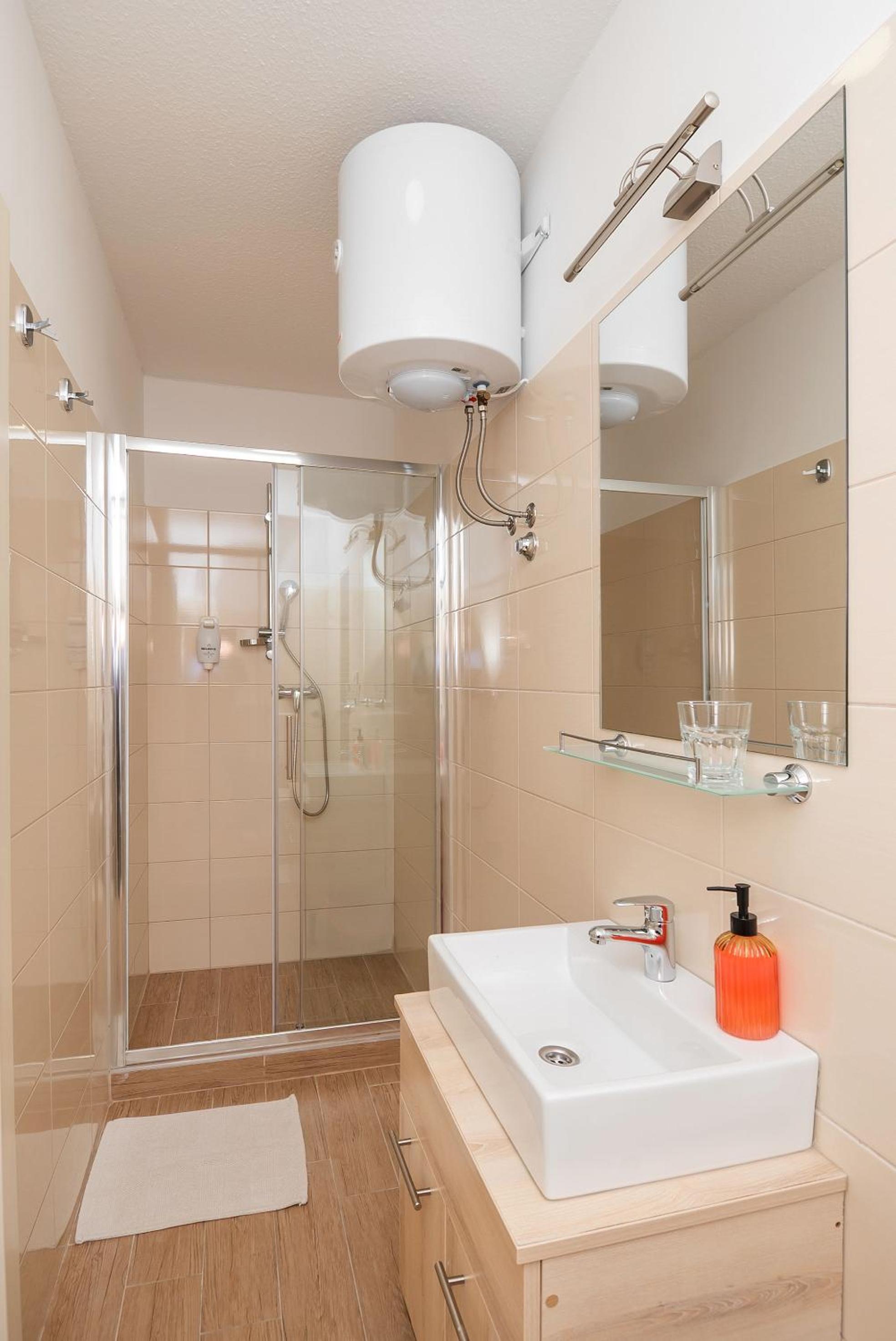 Double or Twin Room with Private Bathroom - Photo 2