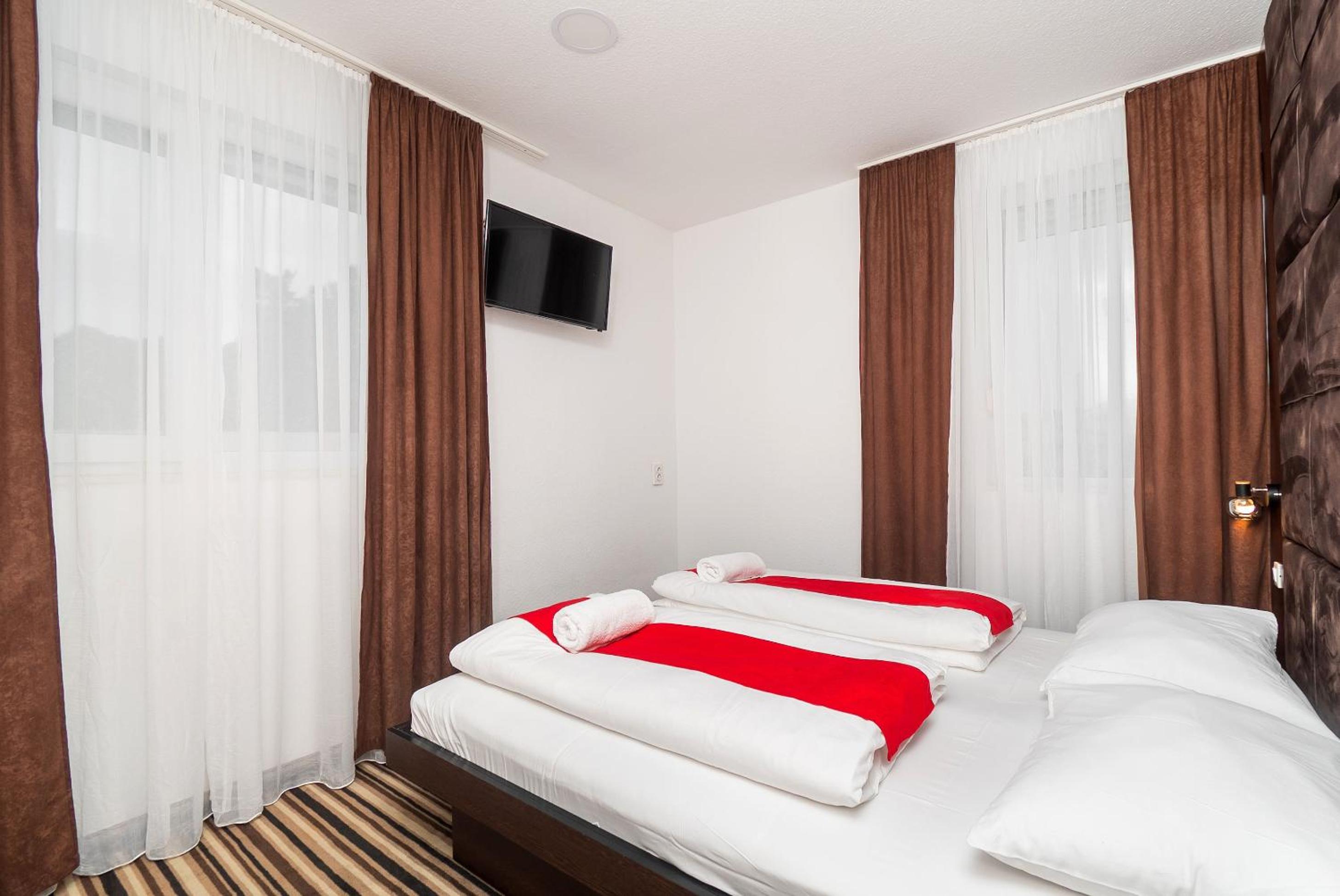 Double or Twin Room with Private Bathroom - Photo 1