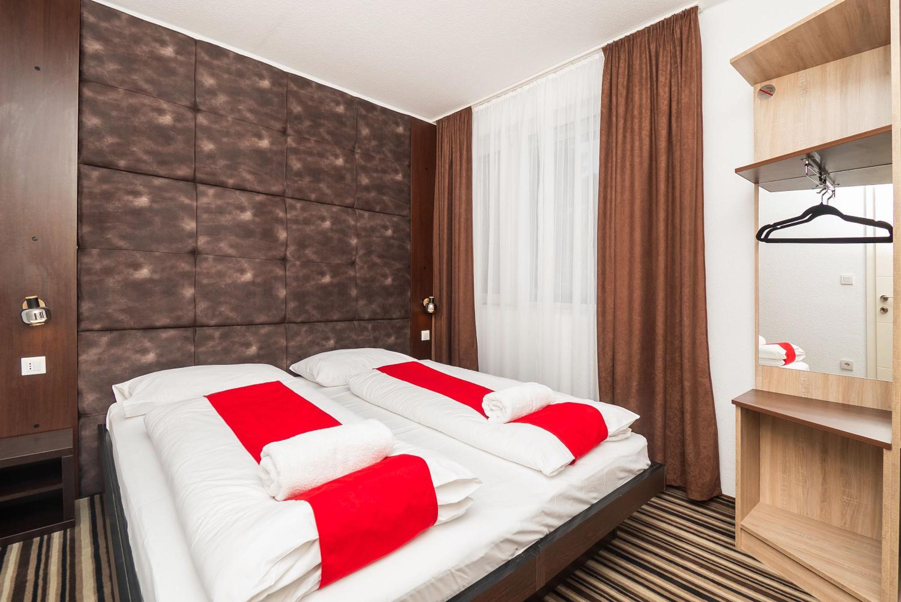 Double or Twin Room with Private Bathroom - Photo 18