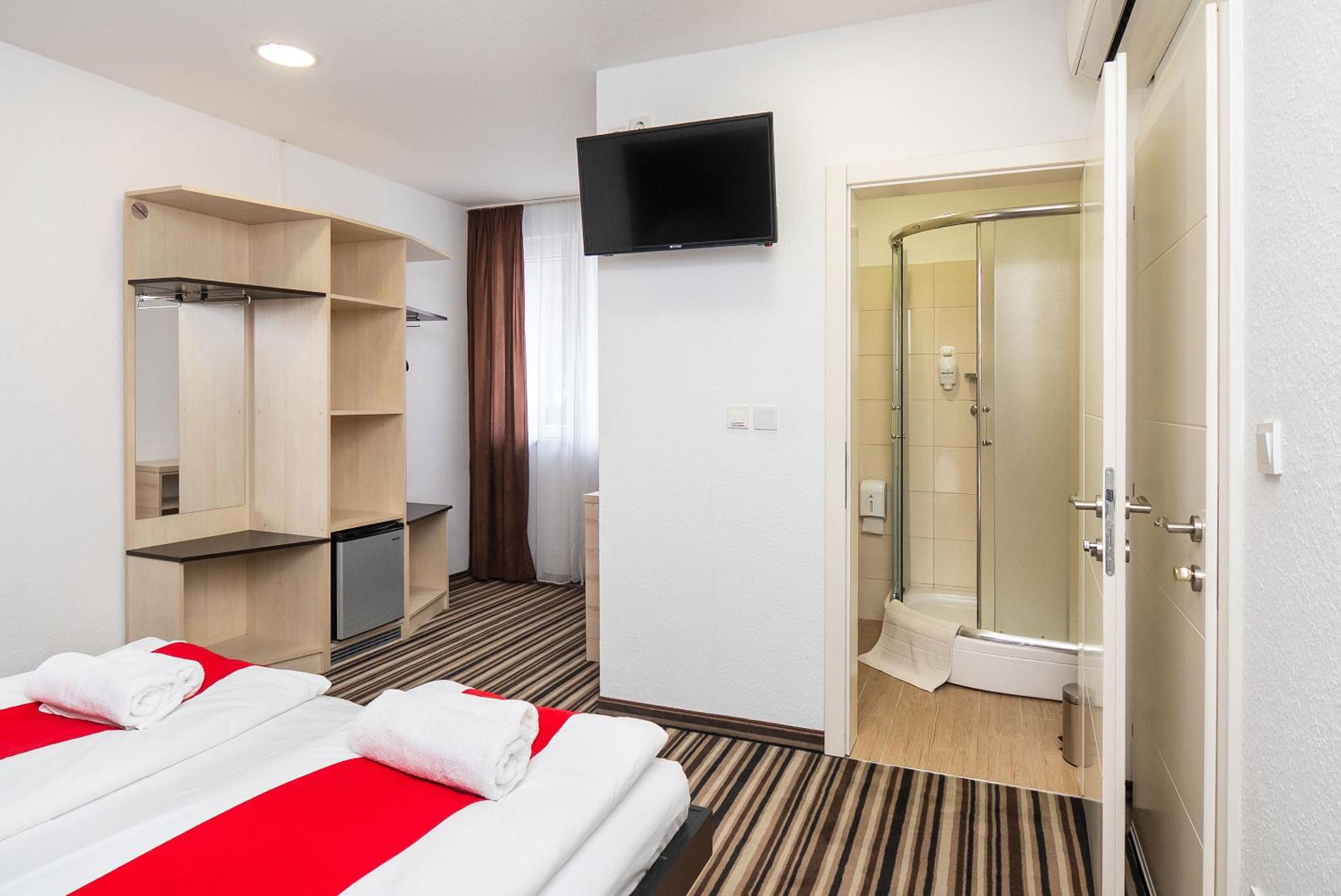 Double or Twin Room with Private Bathroom - Photo 17