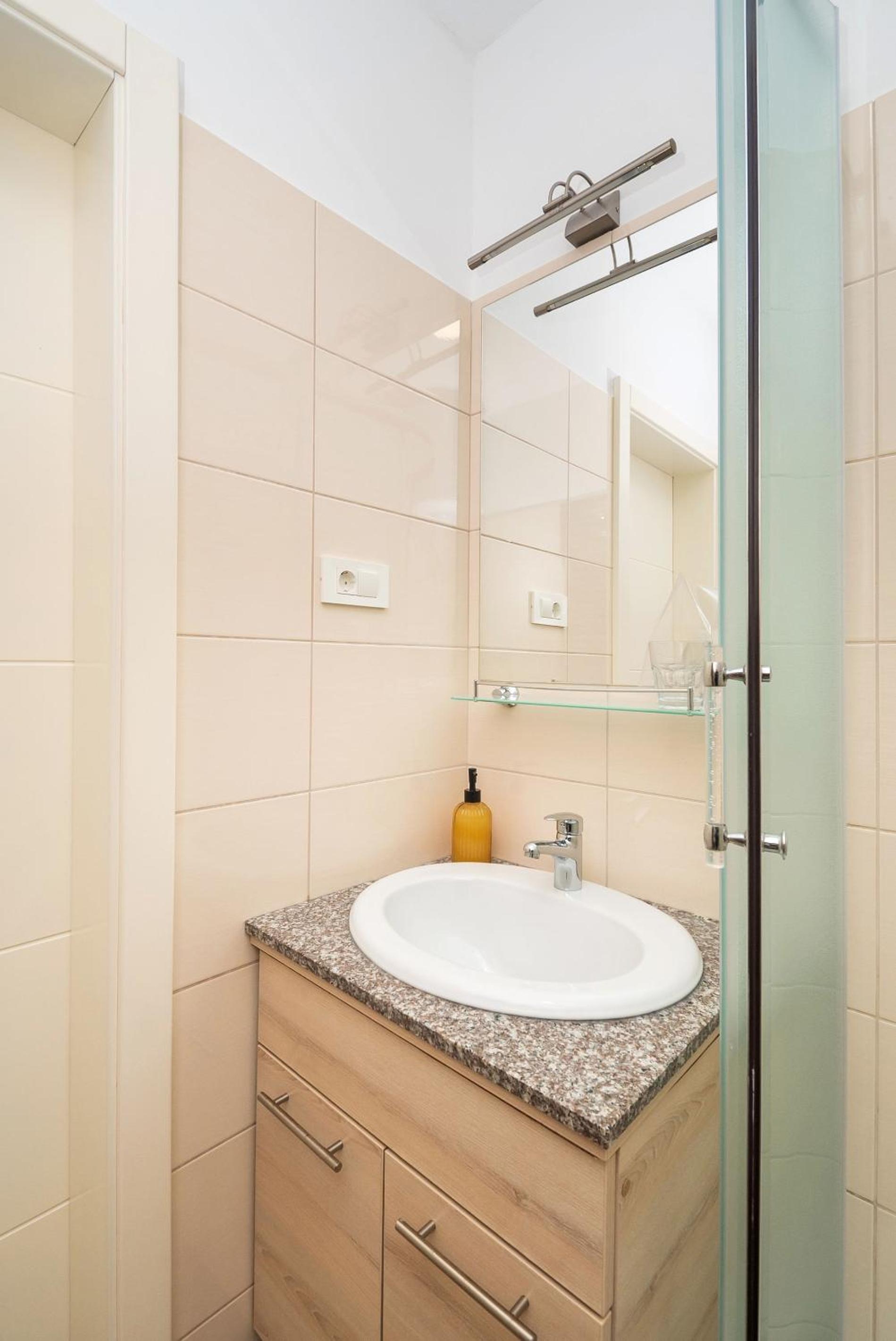 Double or Twin Room with Private Bathroom - Photo 16