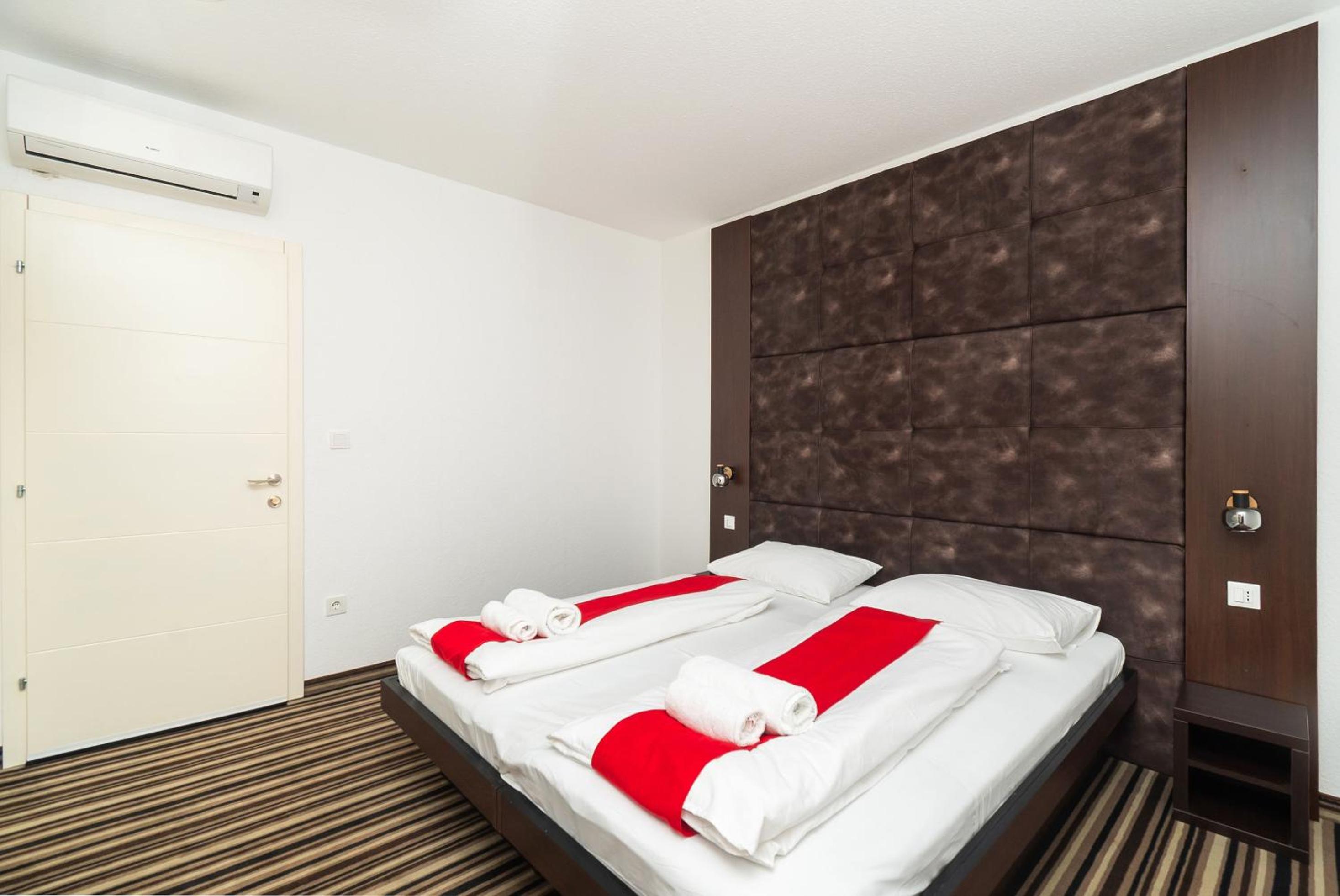 Double or Twin Room with Private Bathroom - Photo 15