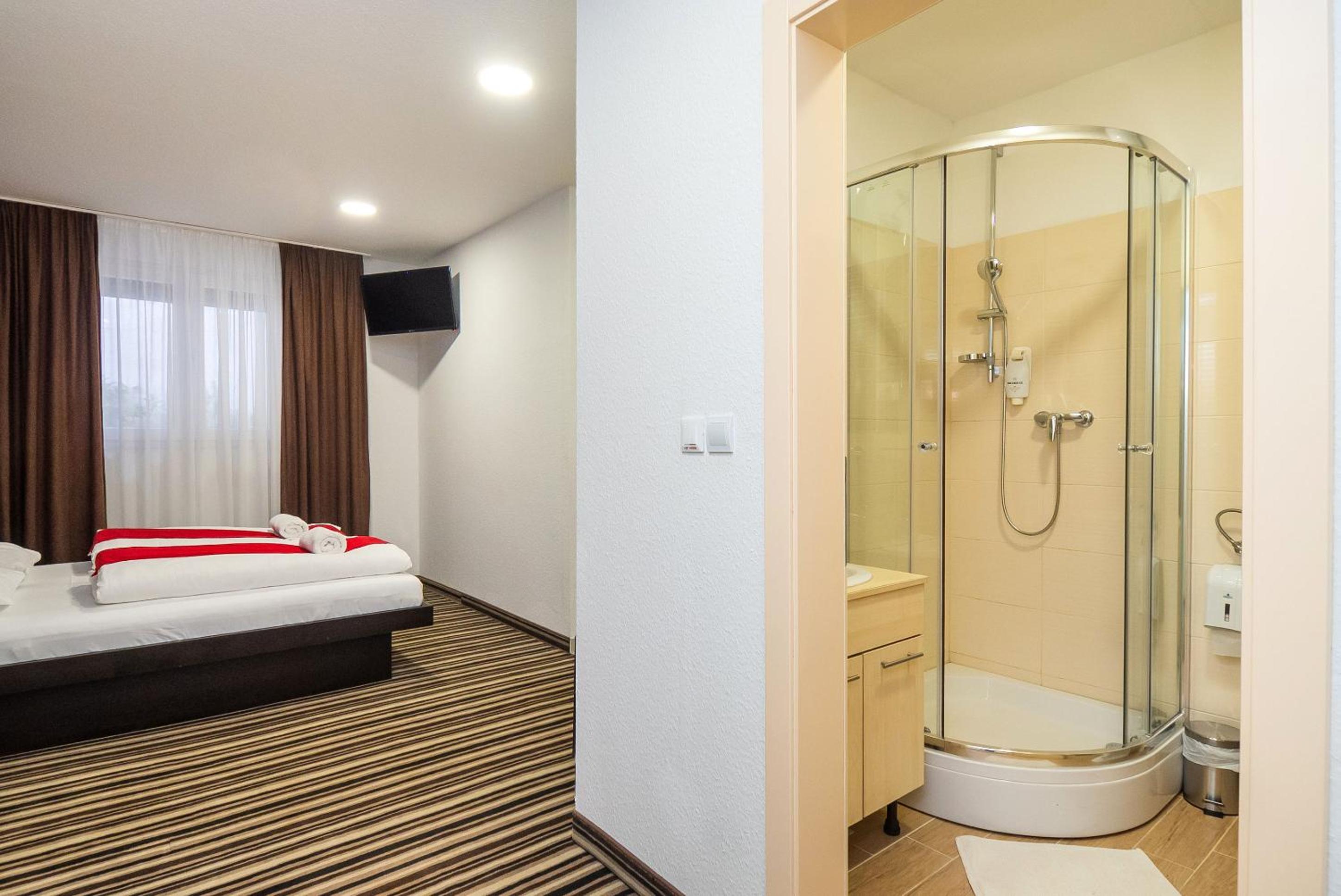 Double or Twin Room with Private Bathroom - Photo 14