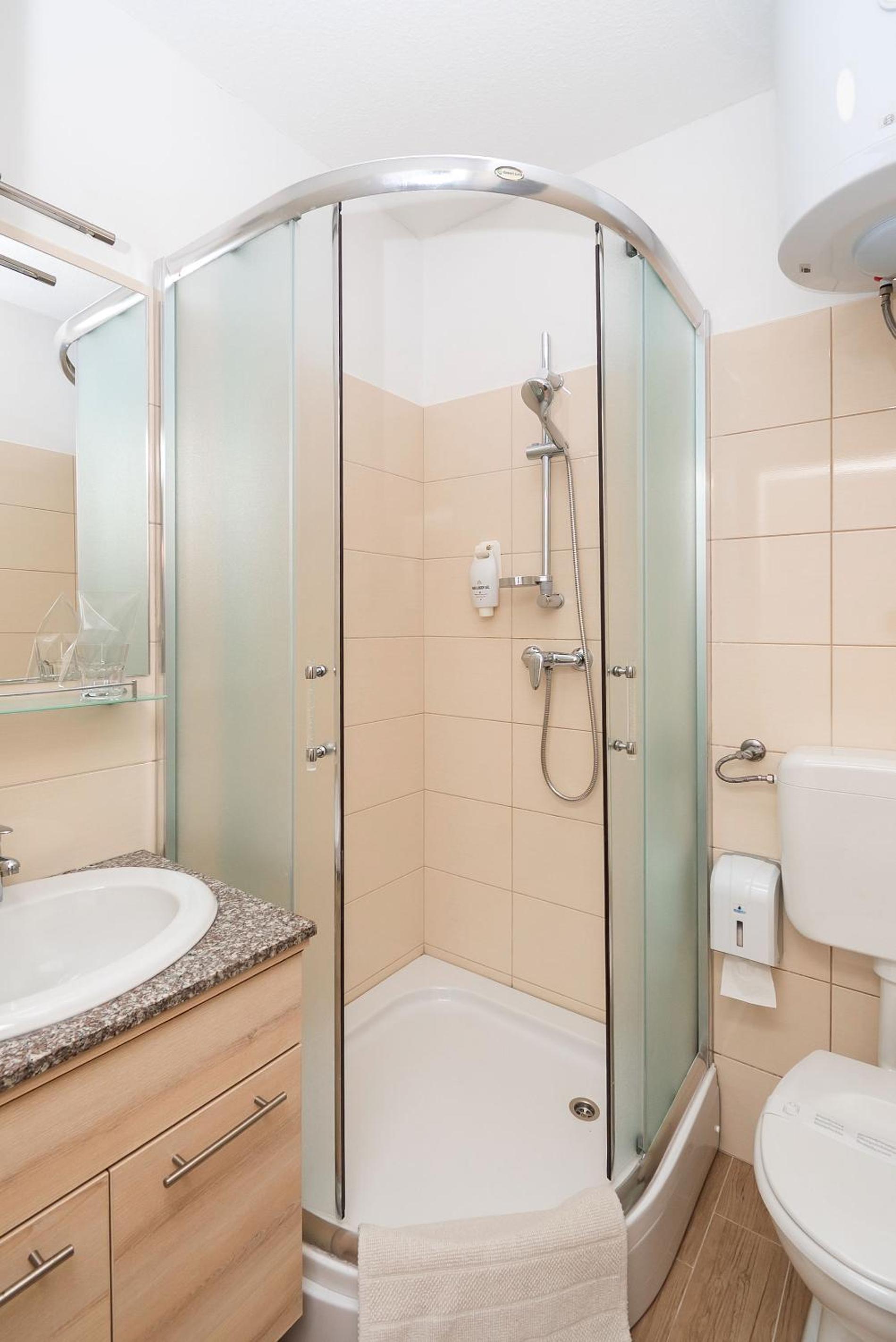 Double or Twin Room with Private Bathroom - Photo 13