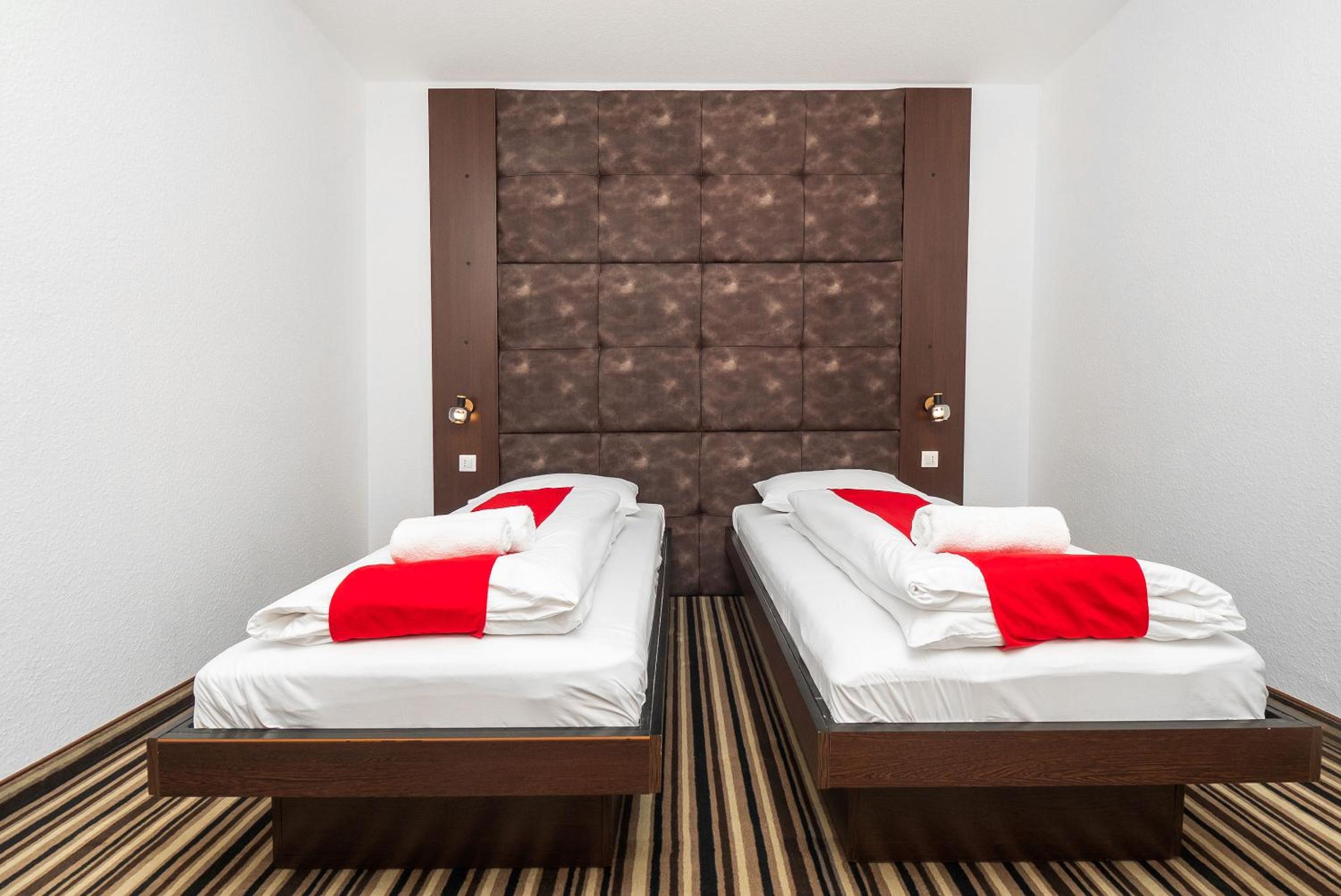 Double or Twin Room with Private Bathroom - Photo 11
