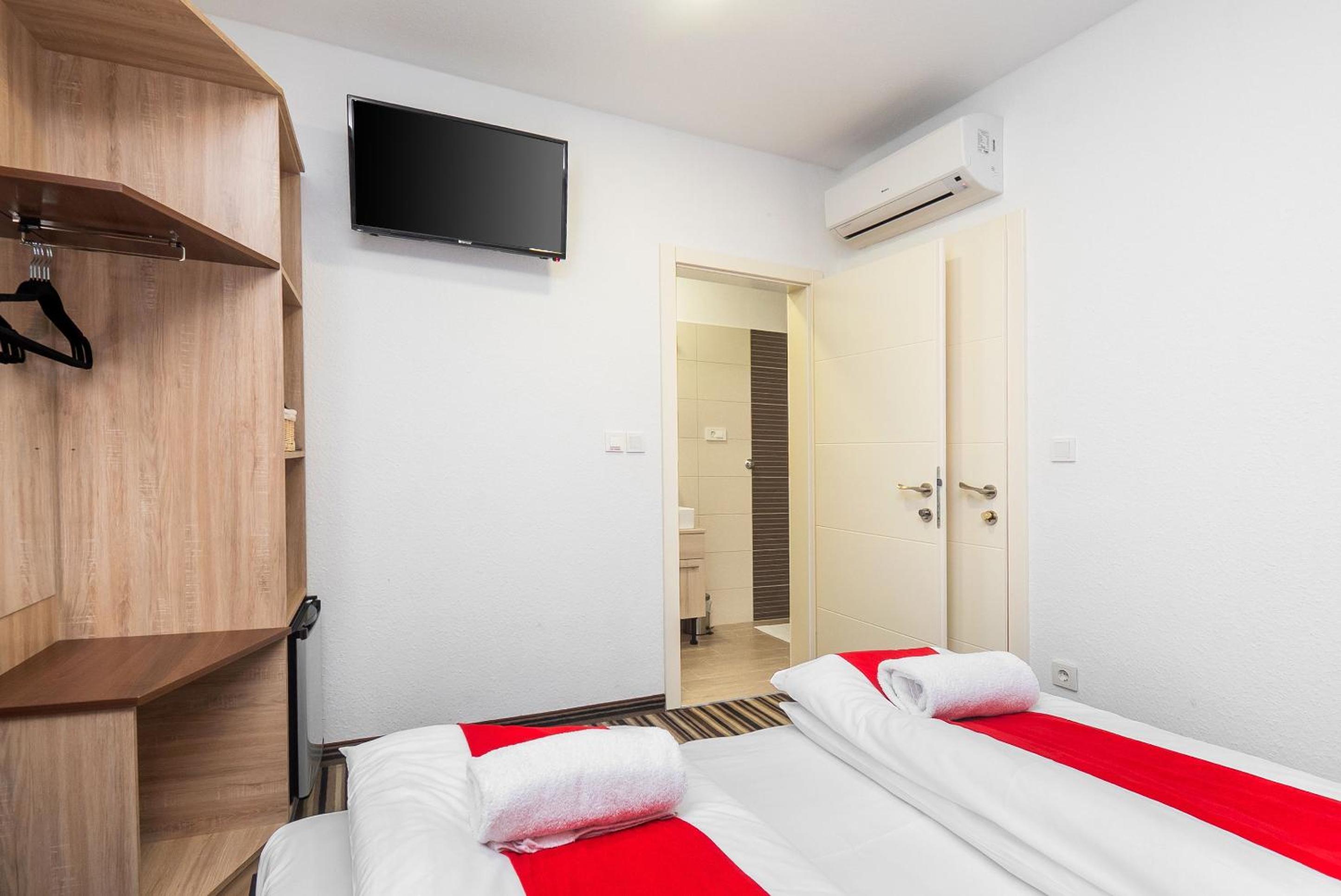 Double or Twin Room with Private Bathroom - Photo 10