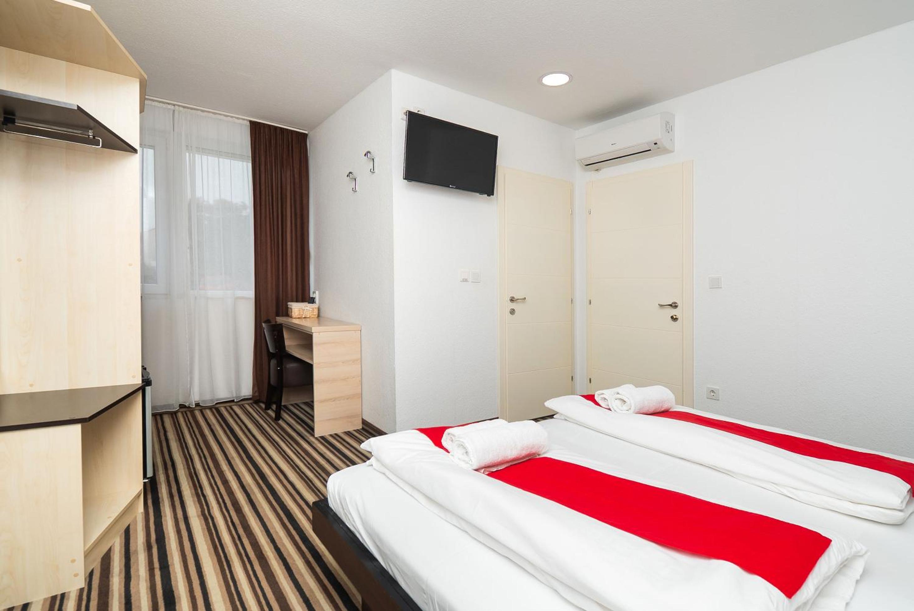 Double or Twin Room with Private Bathroom - Photo 8