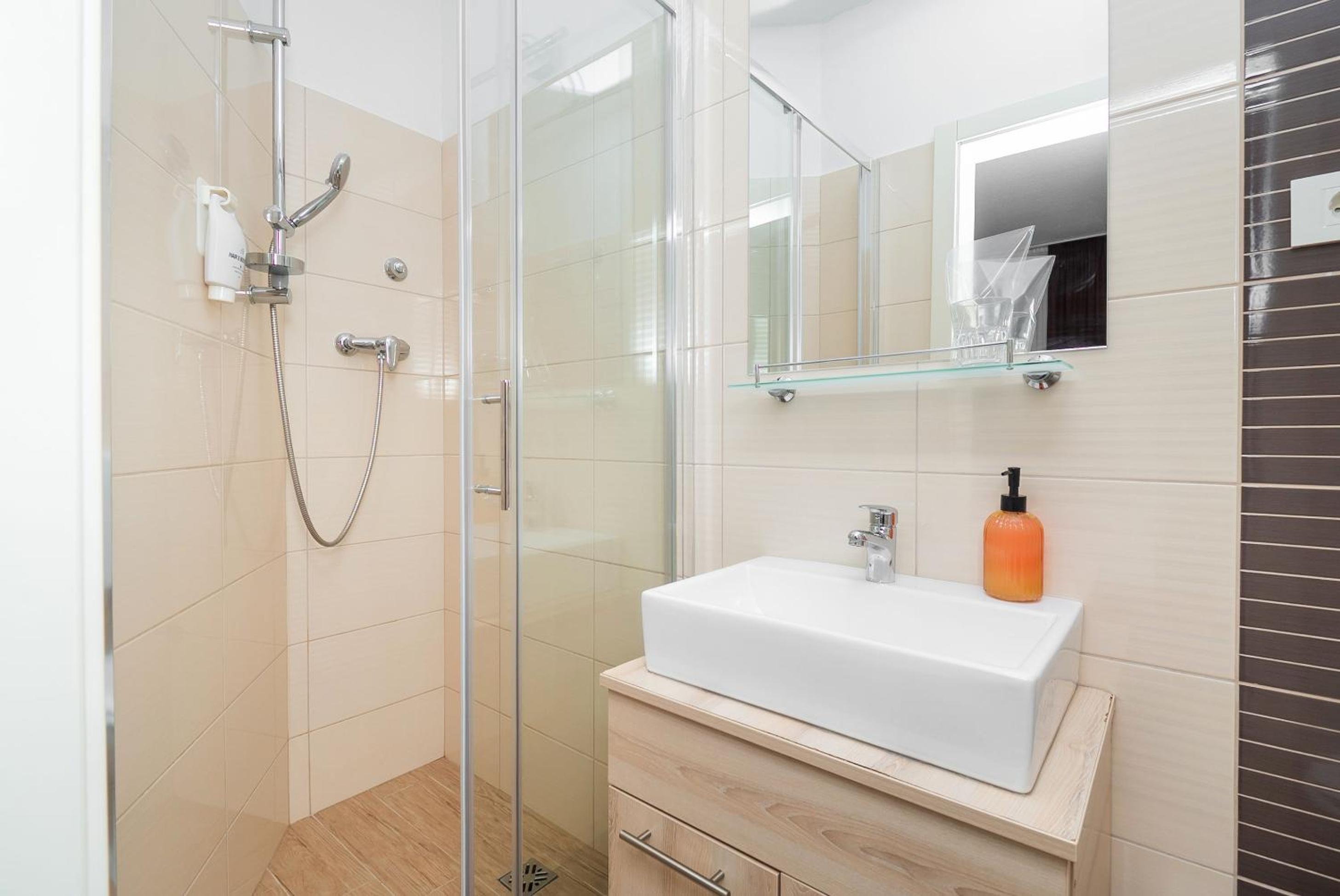 Double or Twin Room with Private Bathroom - Photo 7