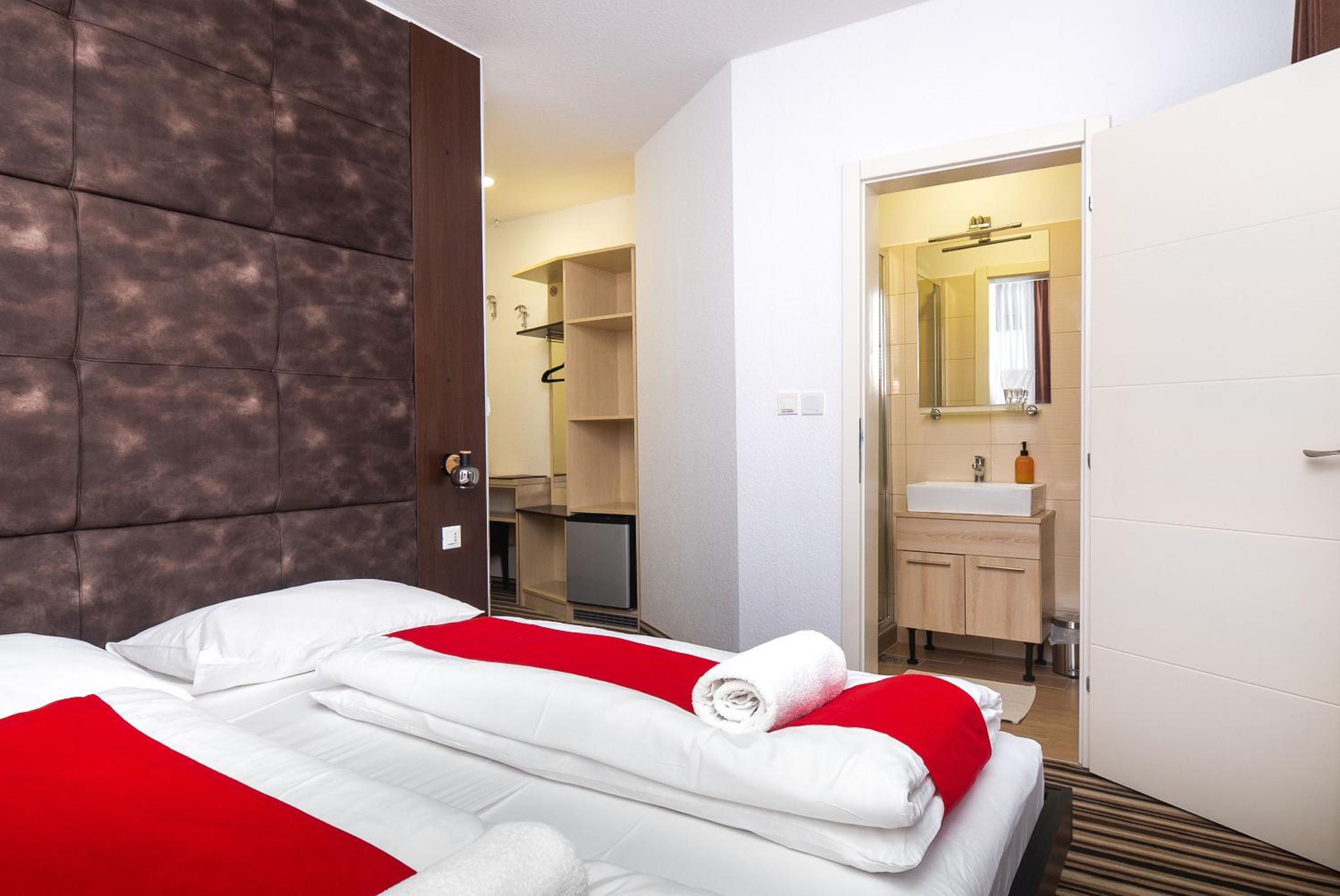 Double or Twin Room with Private Bathroom - Photo 6