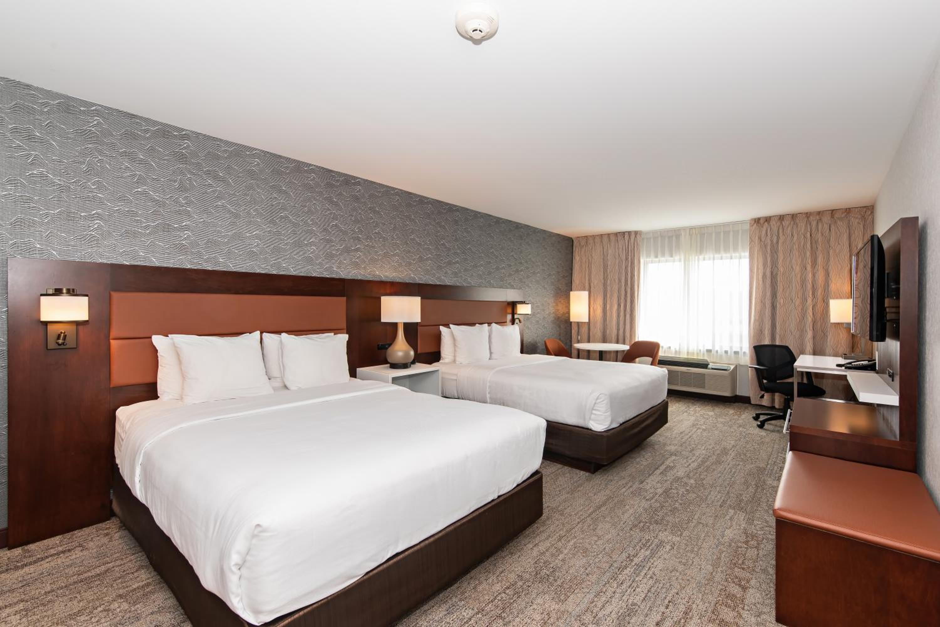 Queen Room with Two Queen Beds - Photo 4