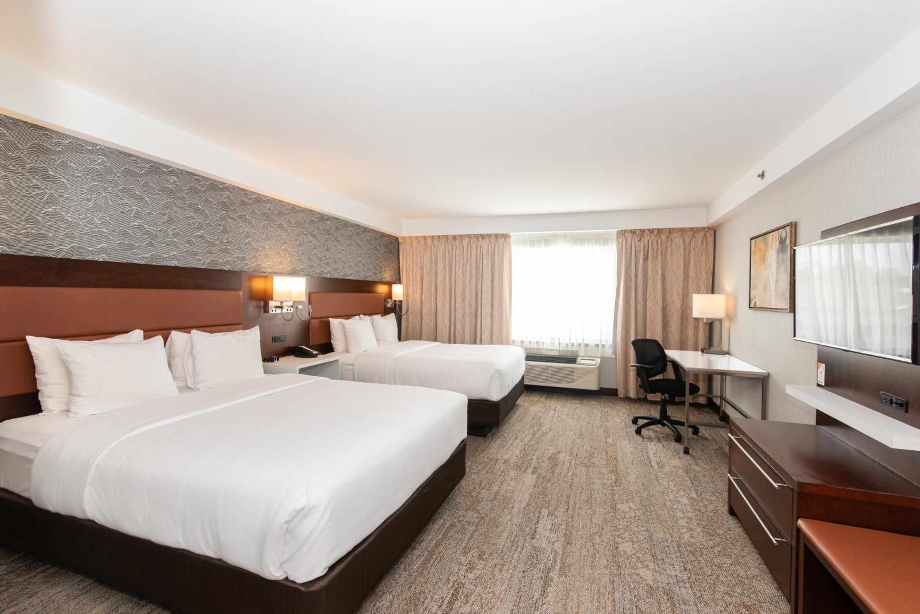 Queen Suite with Two Queen Beds photo 2
