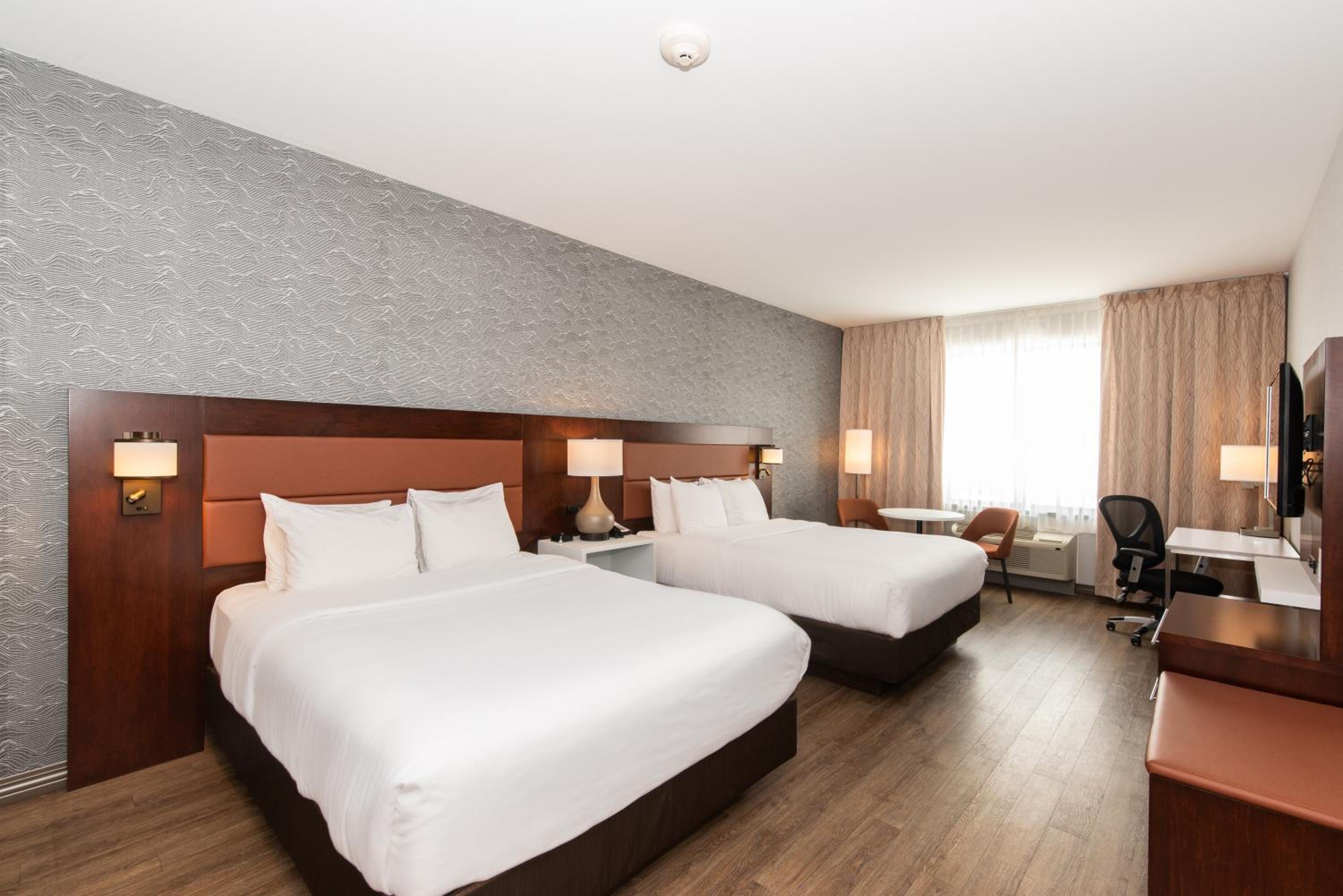 Queen Room with Two Queen Beds - Photo 3
