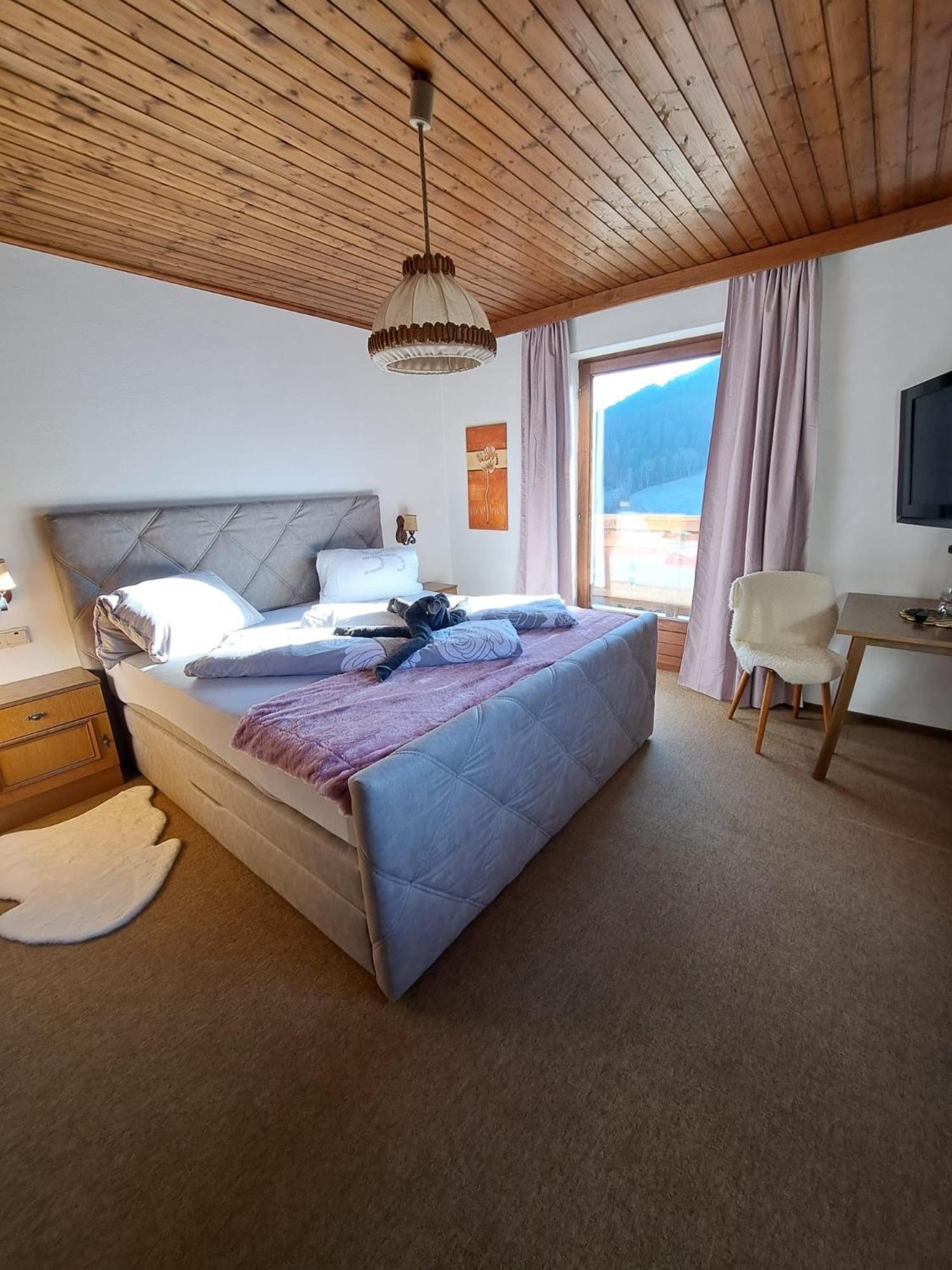 Double Room With Shared Shower And Toilet photo 1