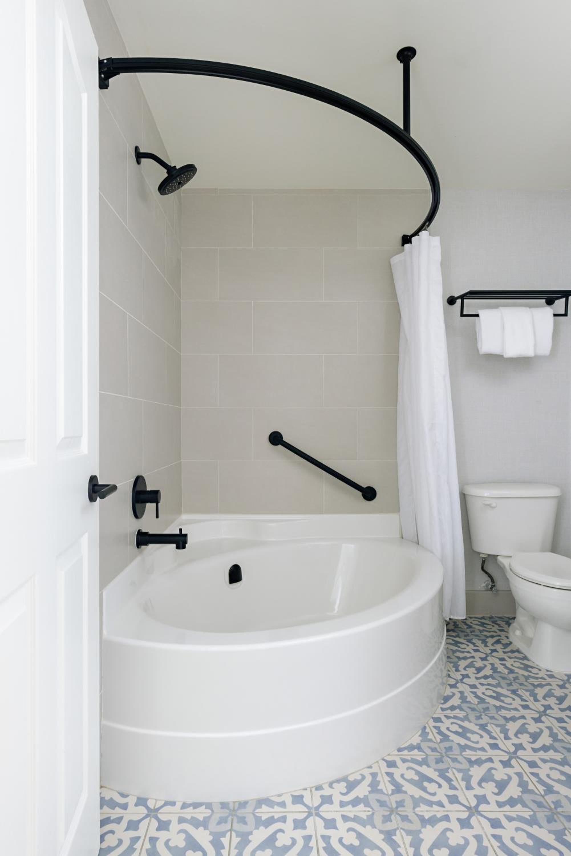 Queen Room with Two Queen Beds and Balcony - Upper Floor/Non-Smoking - Photo 8