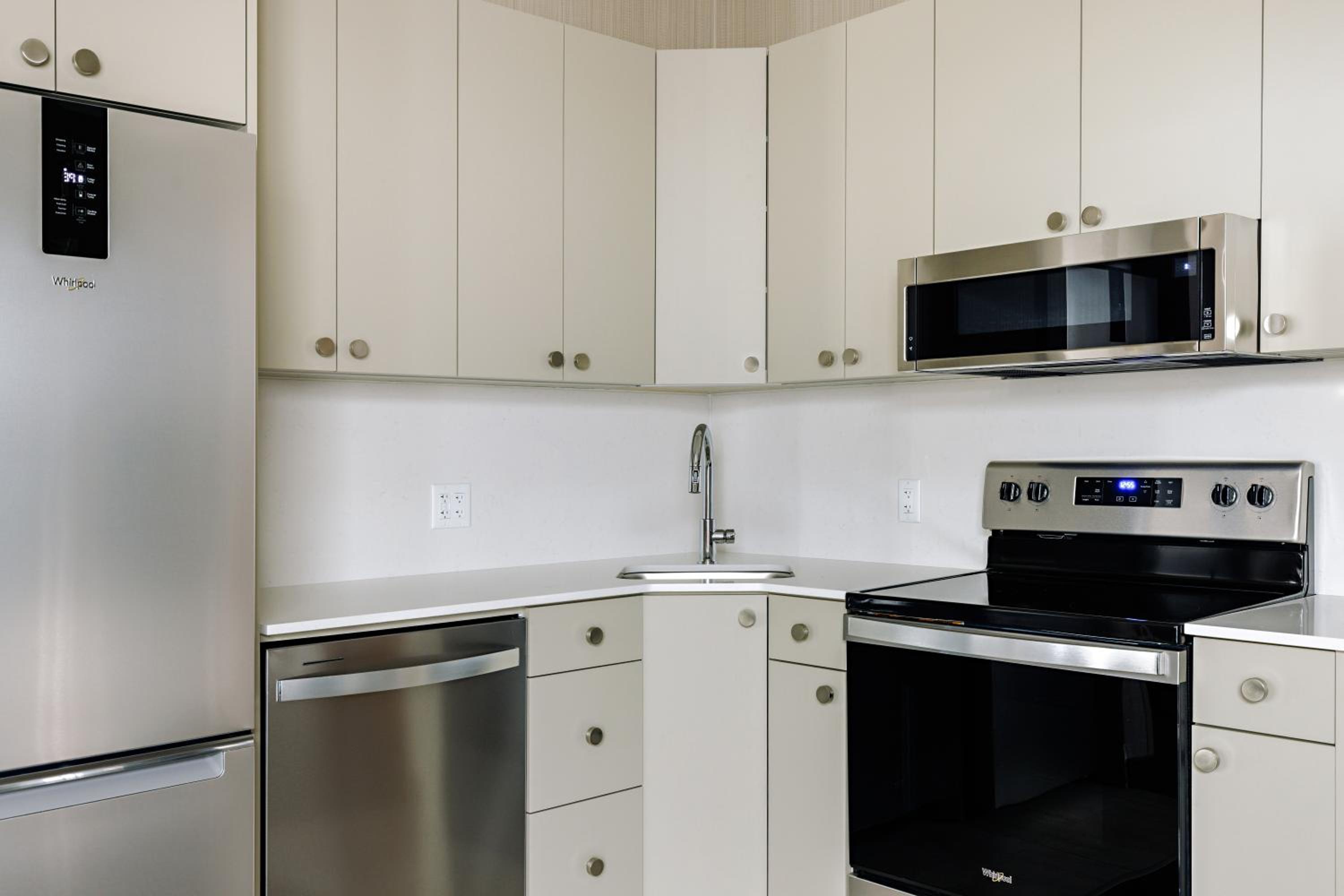One-Bedroom Queen Suite with Balcony - Mobility Access/Non-Smoking - Photo 5
