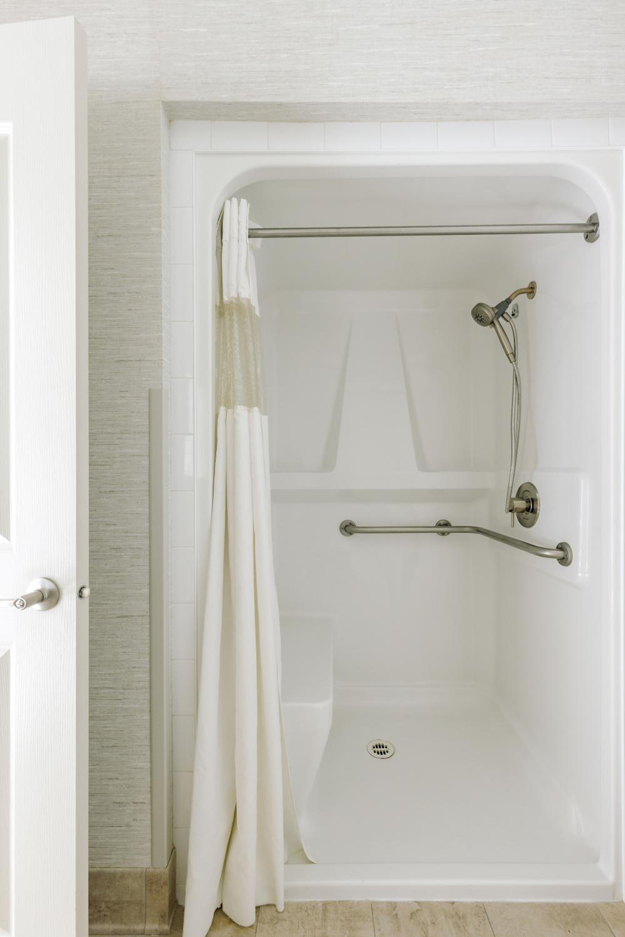 One-Bedroom Queen Suite with Balcony - Mobility Access/Non-Smoking - Photo 7