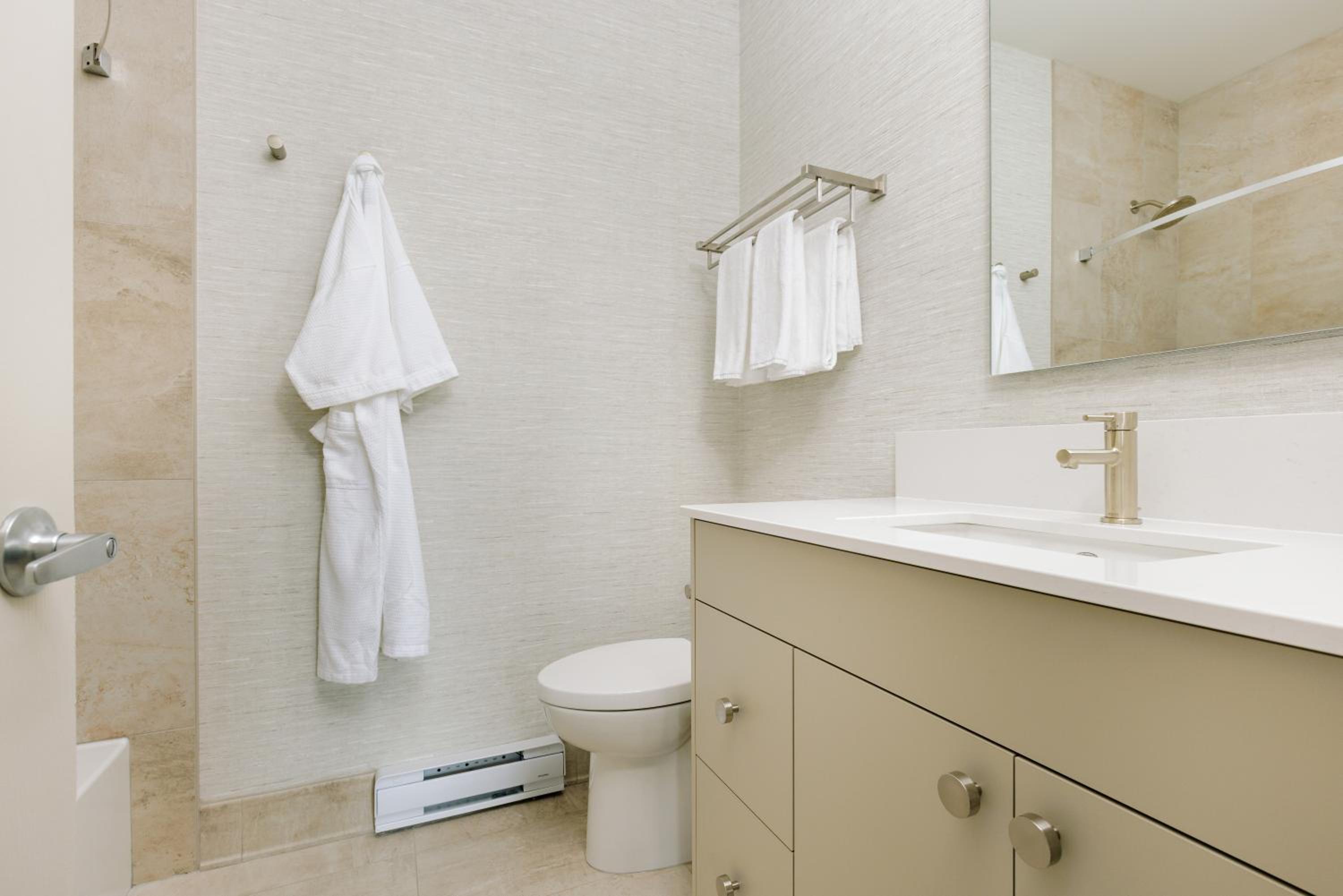 One-Bedroom Queen Suite with Mountain View - Non-Smoking - Photo 18