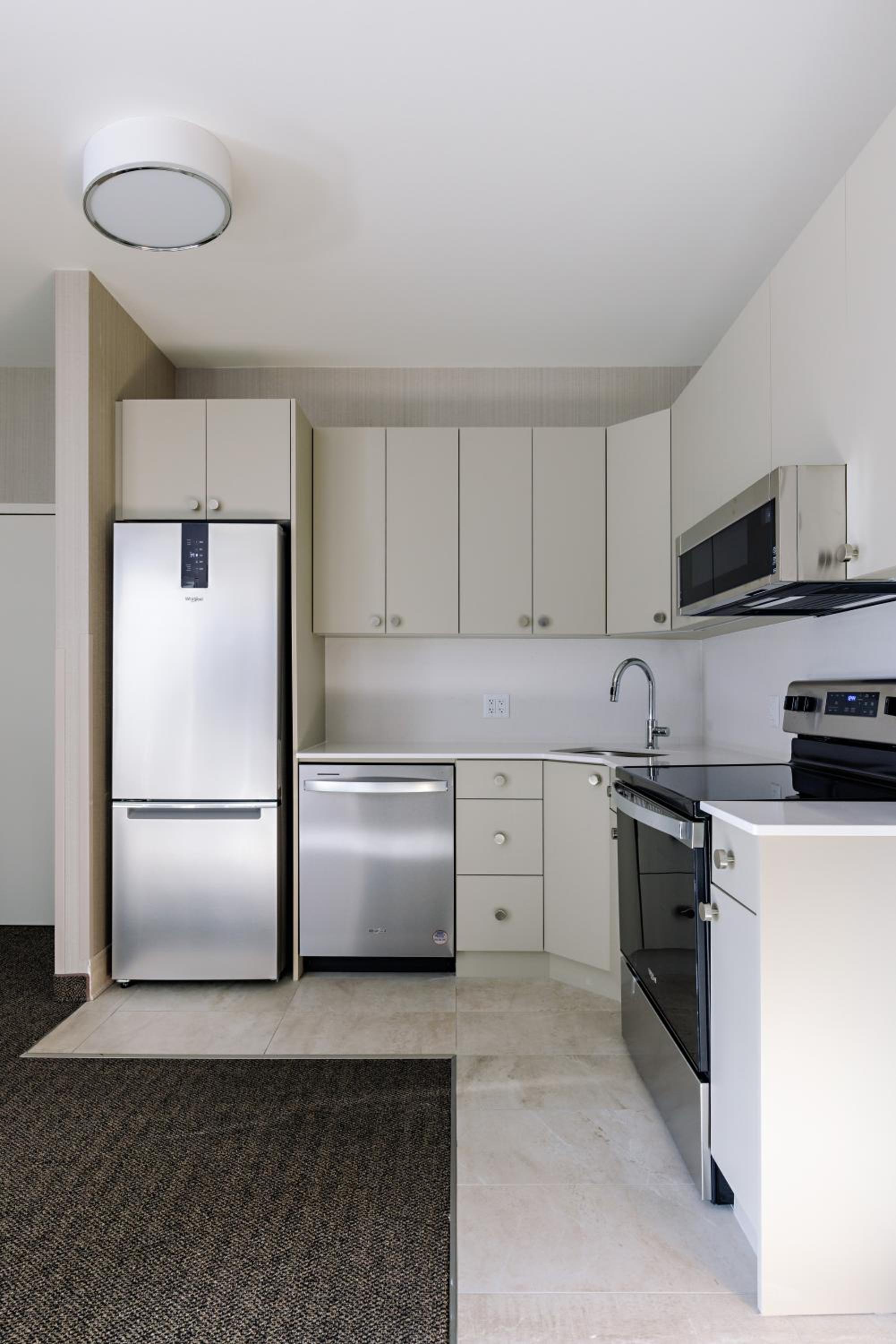 One-Bedroom Queen Suite with Balcony - Mobility Access/Non-Smoking - Photo 8