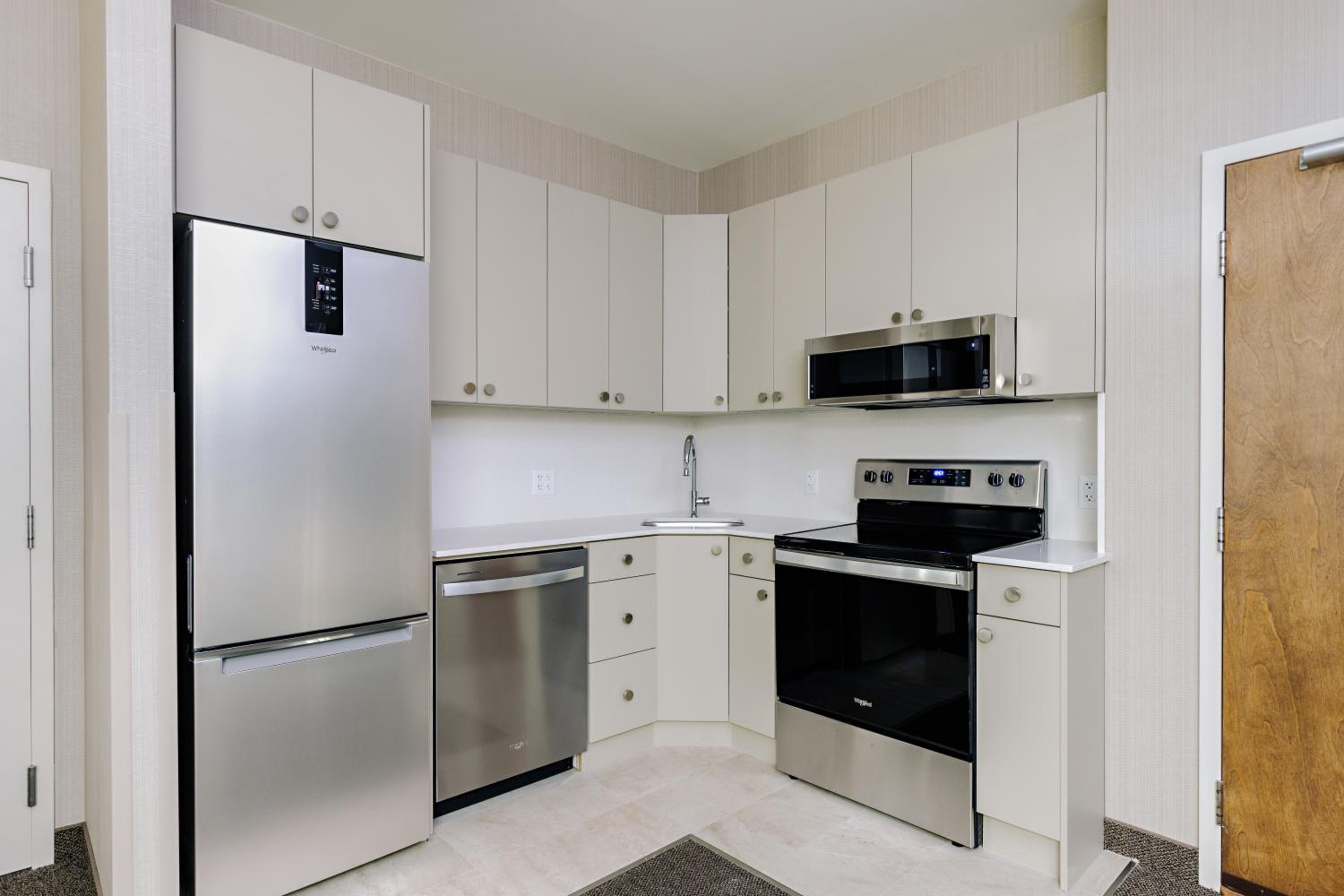 One-Bedroom Queen Suite with Balcony - Mobility Access/Non-Smoking - Photo 15