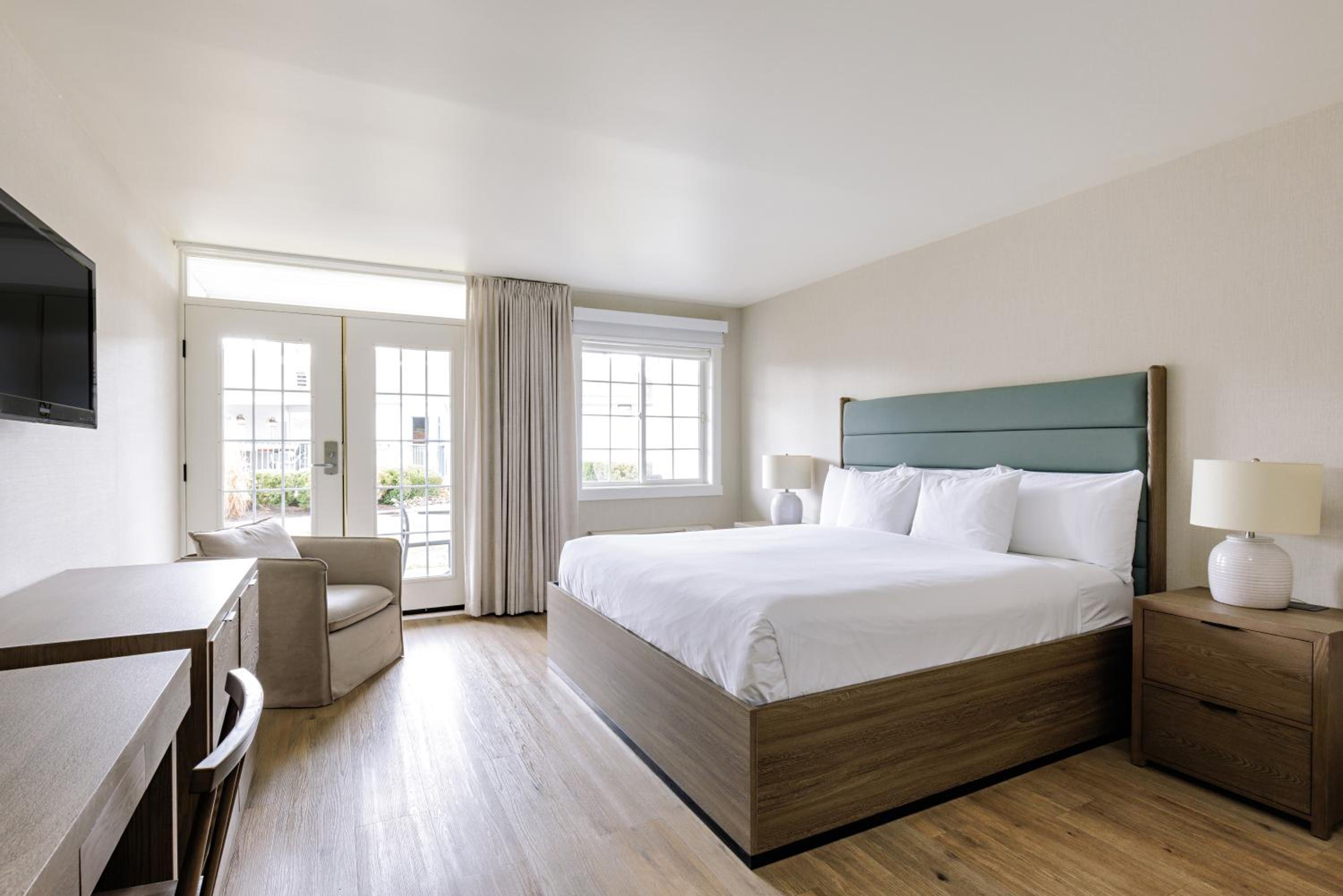 King Room with Balcony - Photo 8