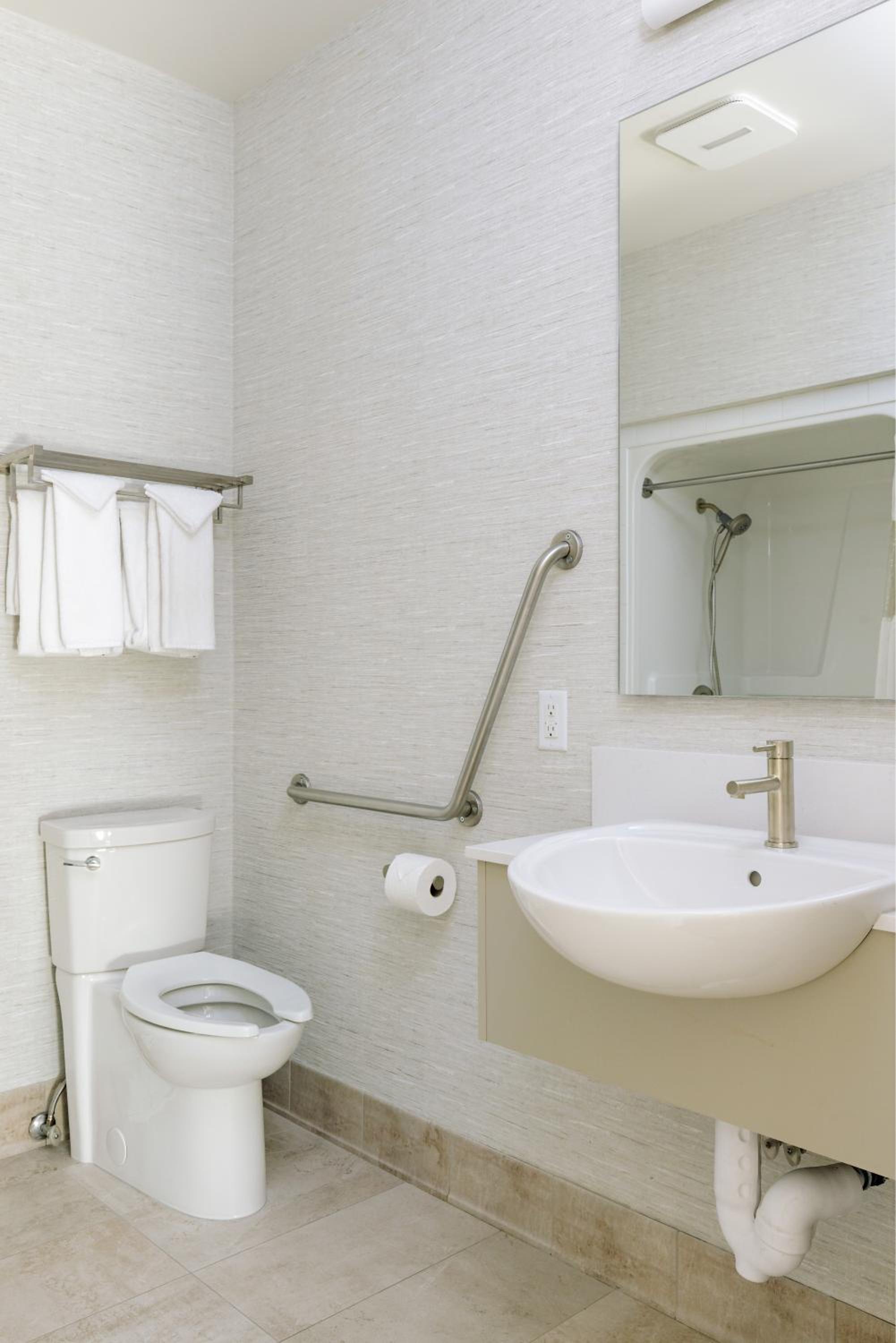 One-Bedroom Queen Suite with Balcony - Mobility Access/Non-Smoking - Photo 3
