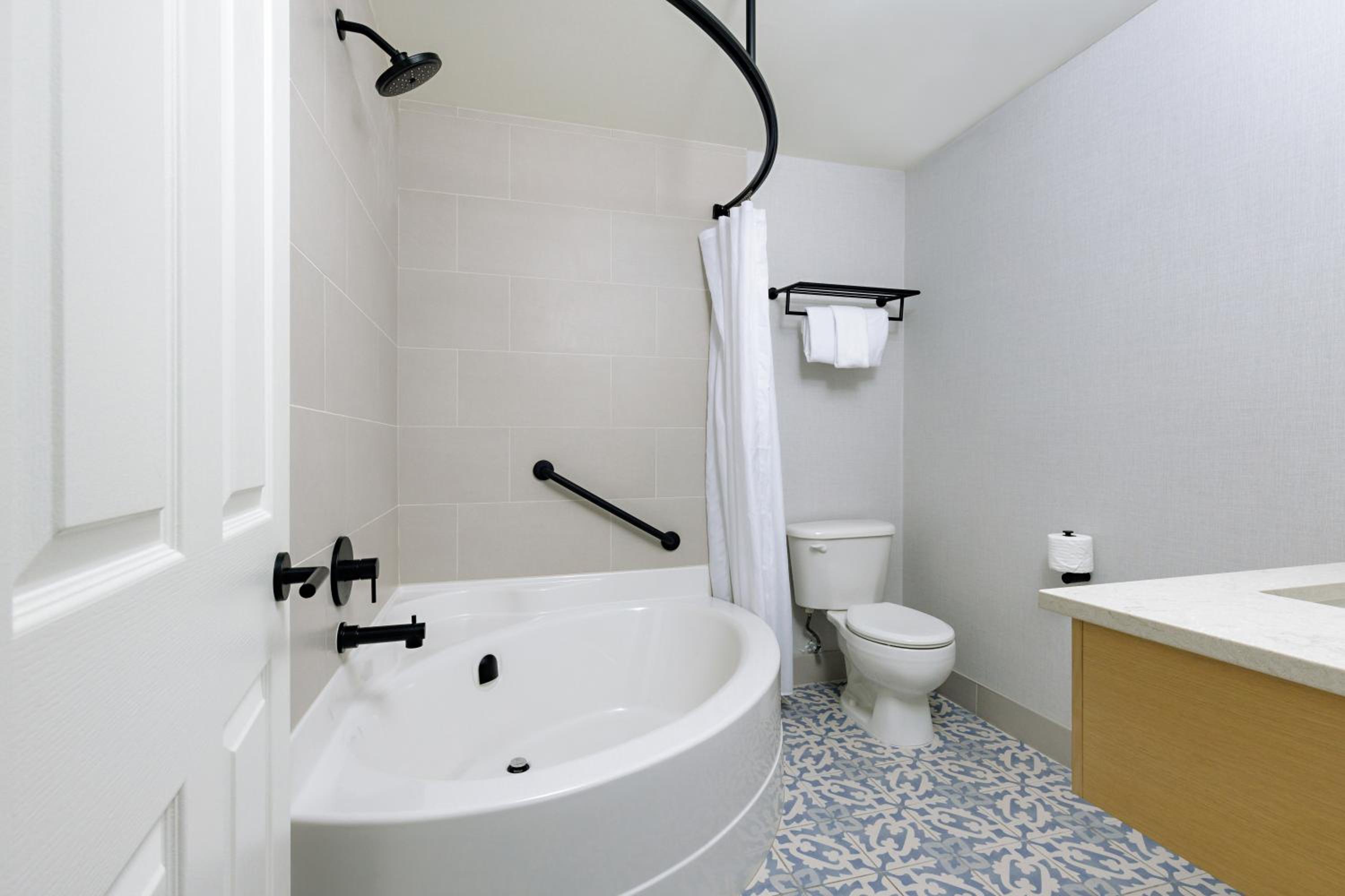 Queen Room with Two Queen Beds and Balcony - Upper Floor/Non-Smoking - Photo 4