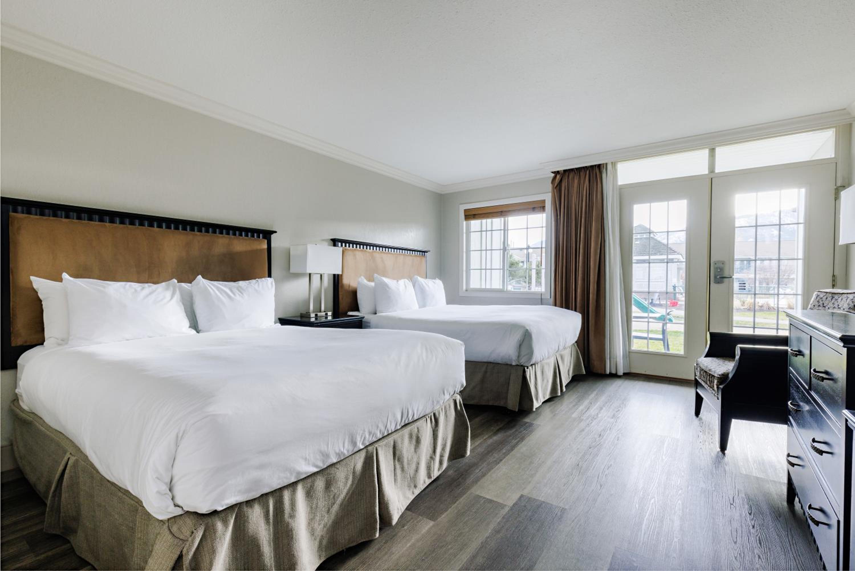 Queen Room with Two Queen Beds and Front View - Ground Floor/Non-Smoking - Photo 4