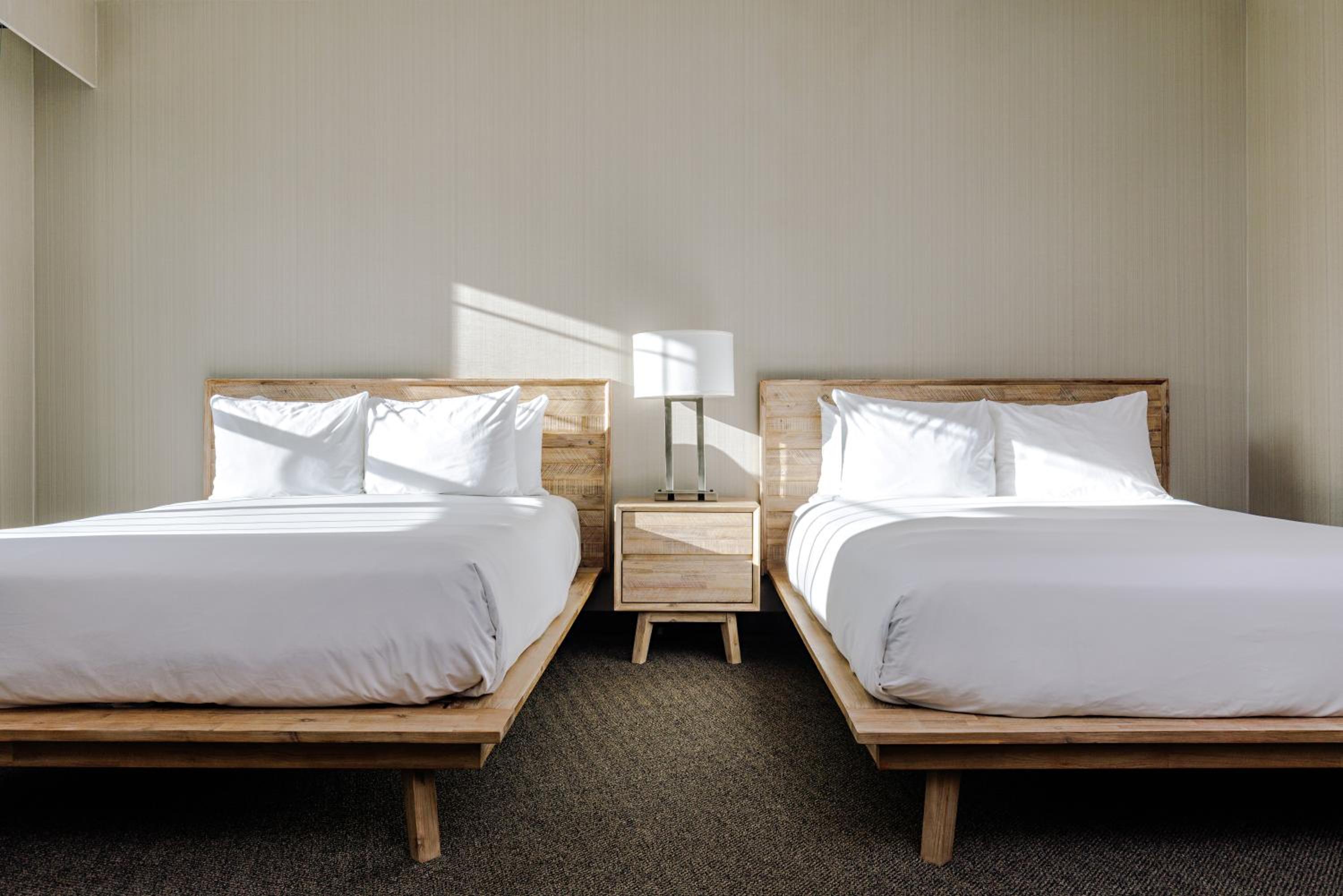 Queen Room with Two Queen Beds/Upper Level with Balcony - Tower Building, Non-Smoking - Photo 8
