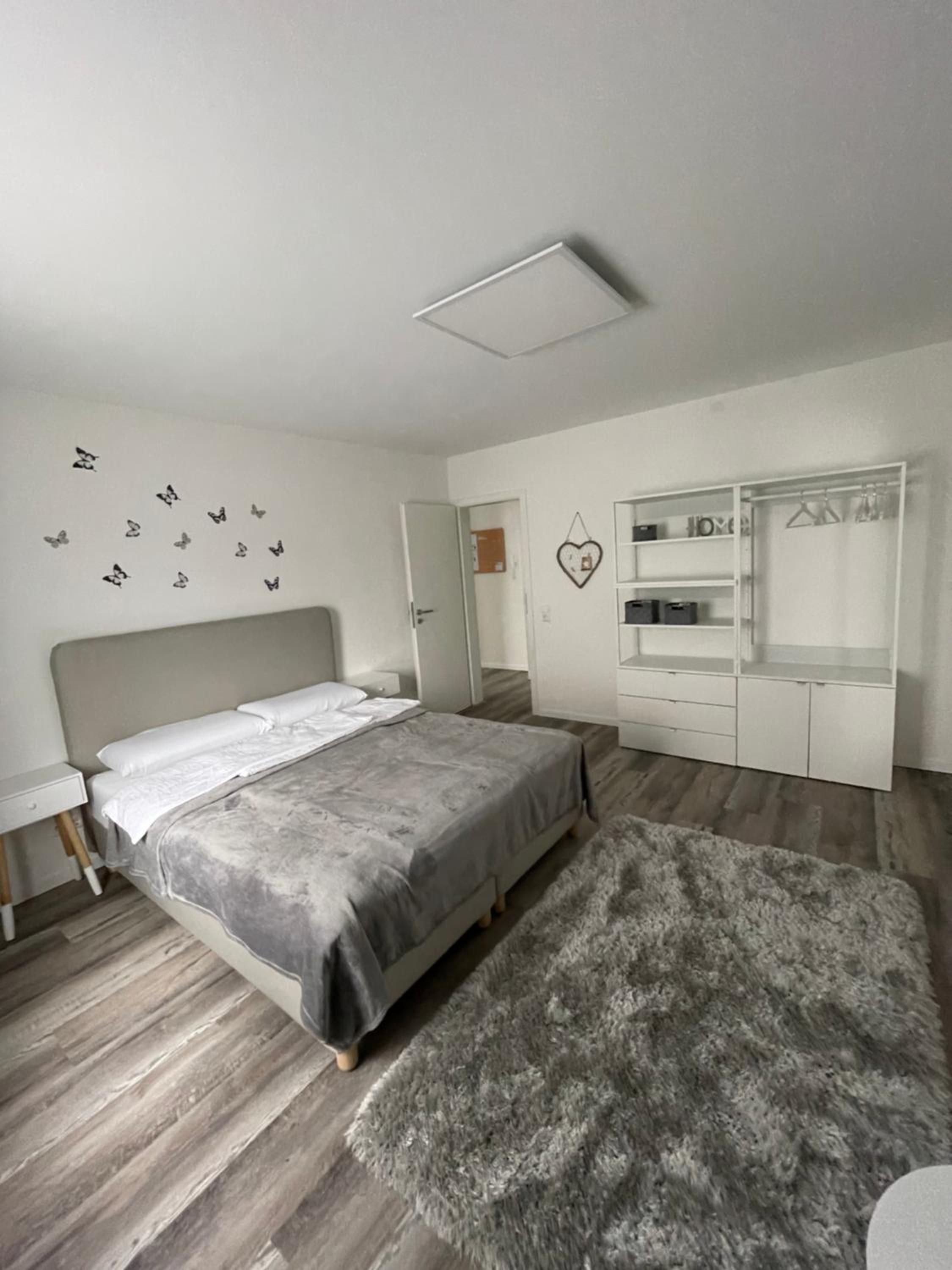 One-Bedroom Apartment photo 1