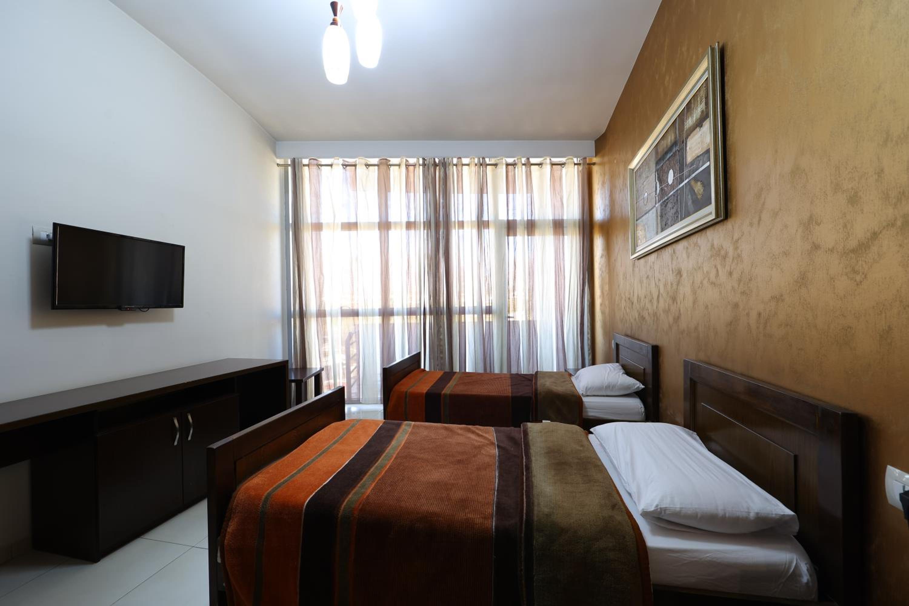 Standard Twin Room with Mountain View