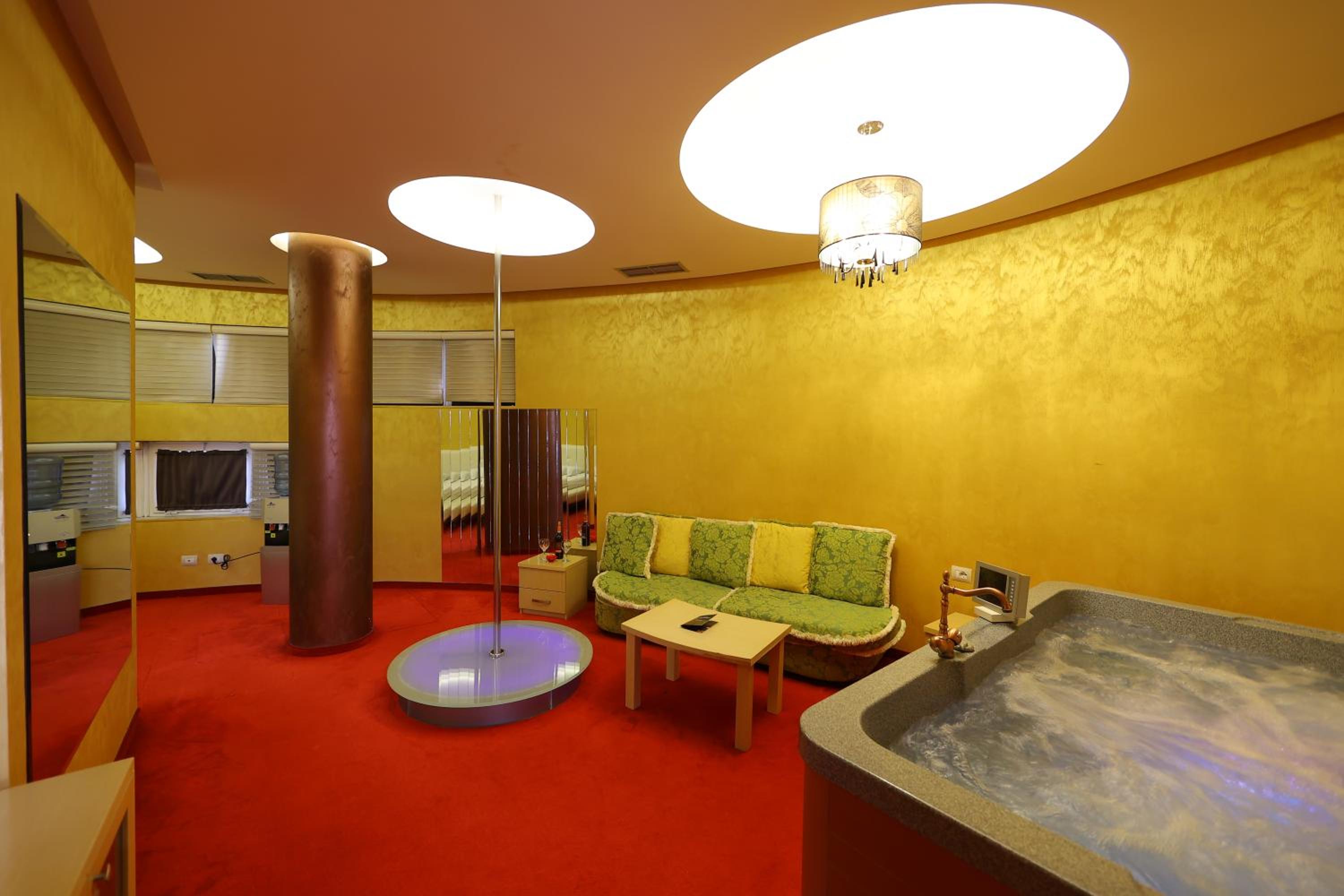 Queen Room with Spa Bath