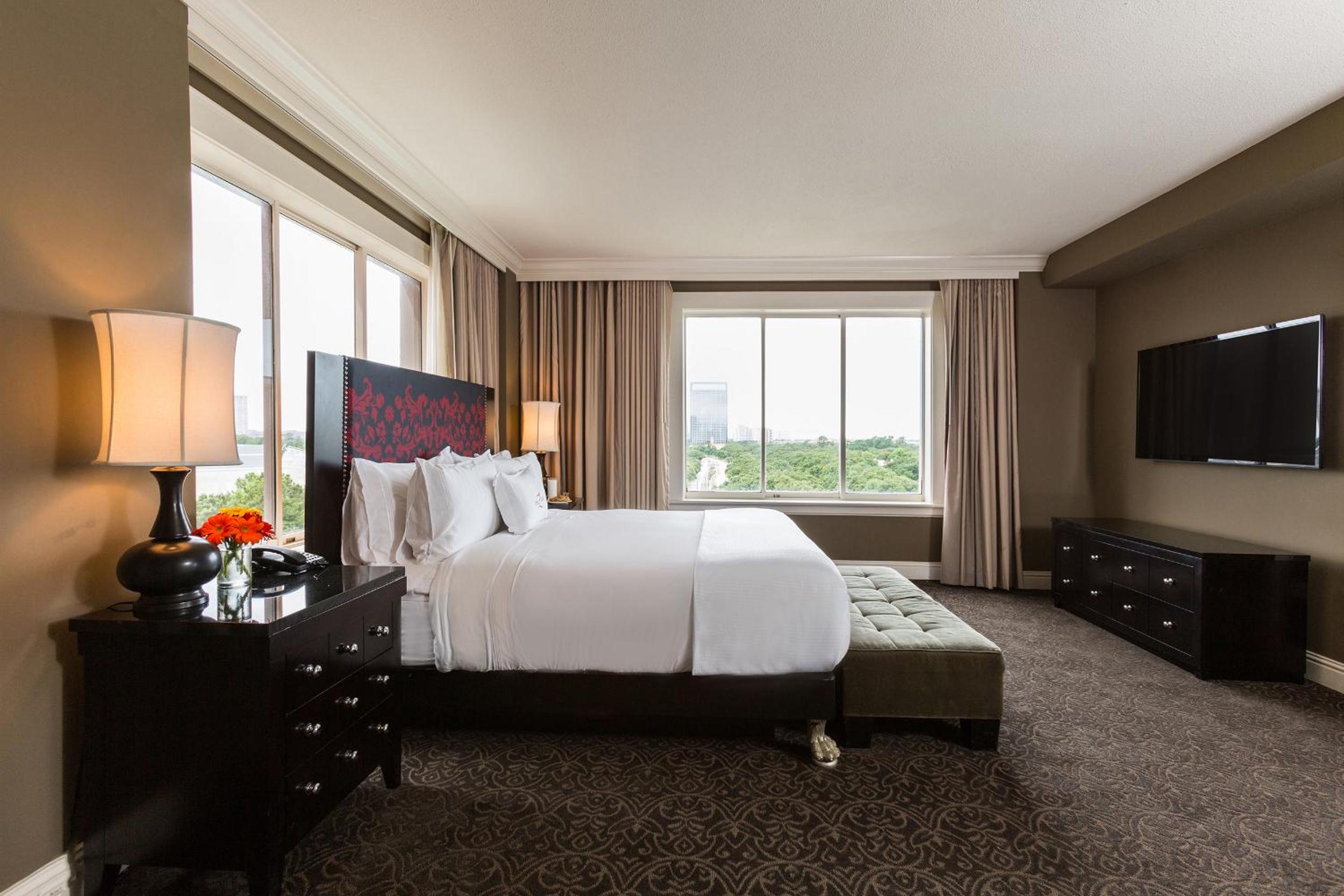 Junior Suite, 1 King Bed - Photo 2