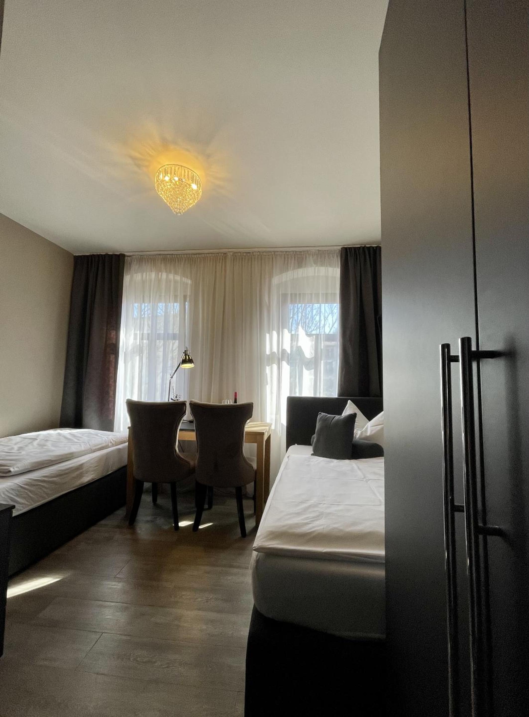 Standard Twin Room - Photo 1